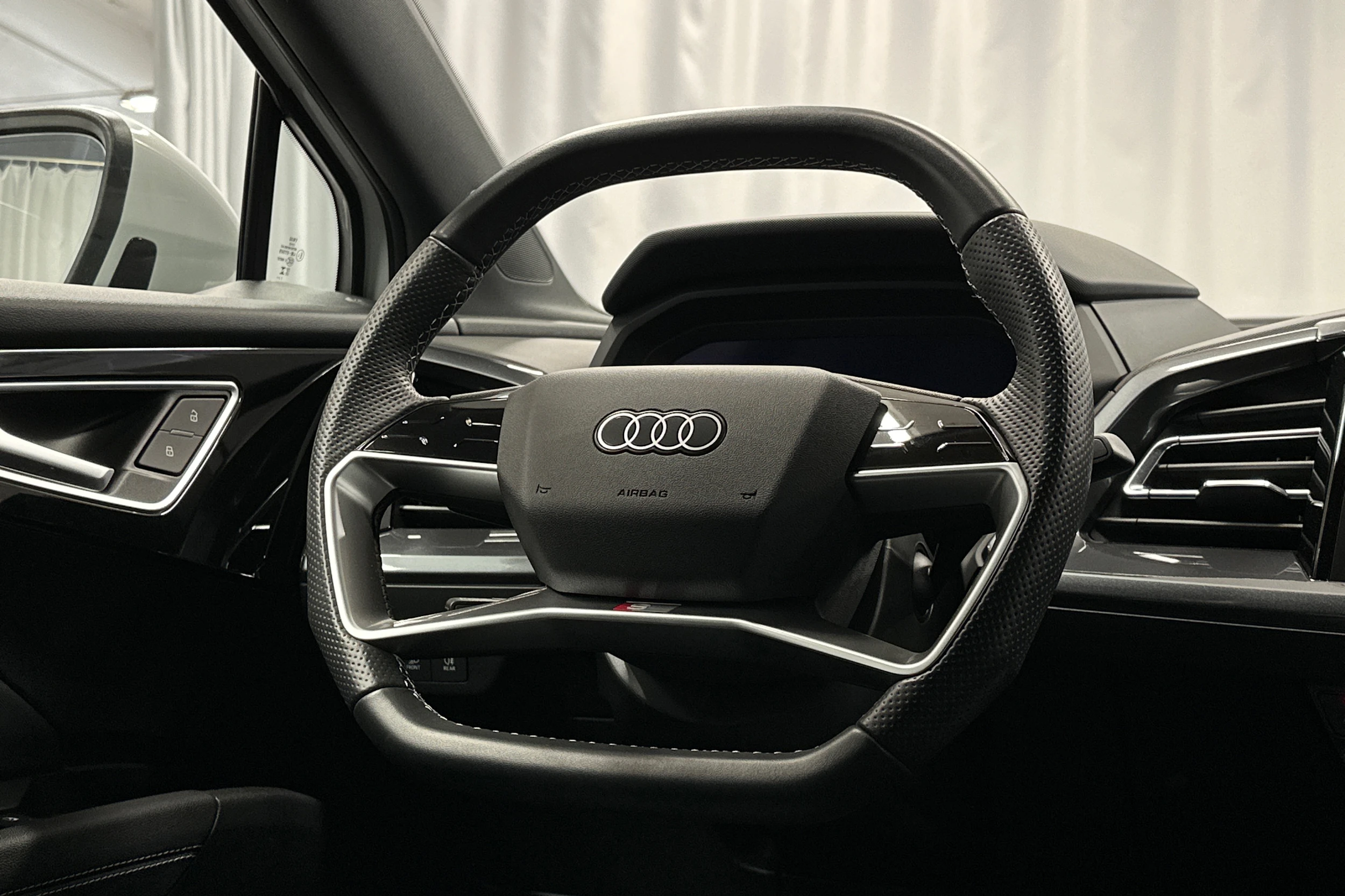 valkoinen Audi Q4 e-tron 2024 kuva 16.
