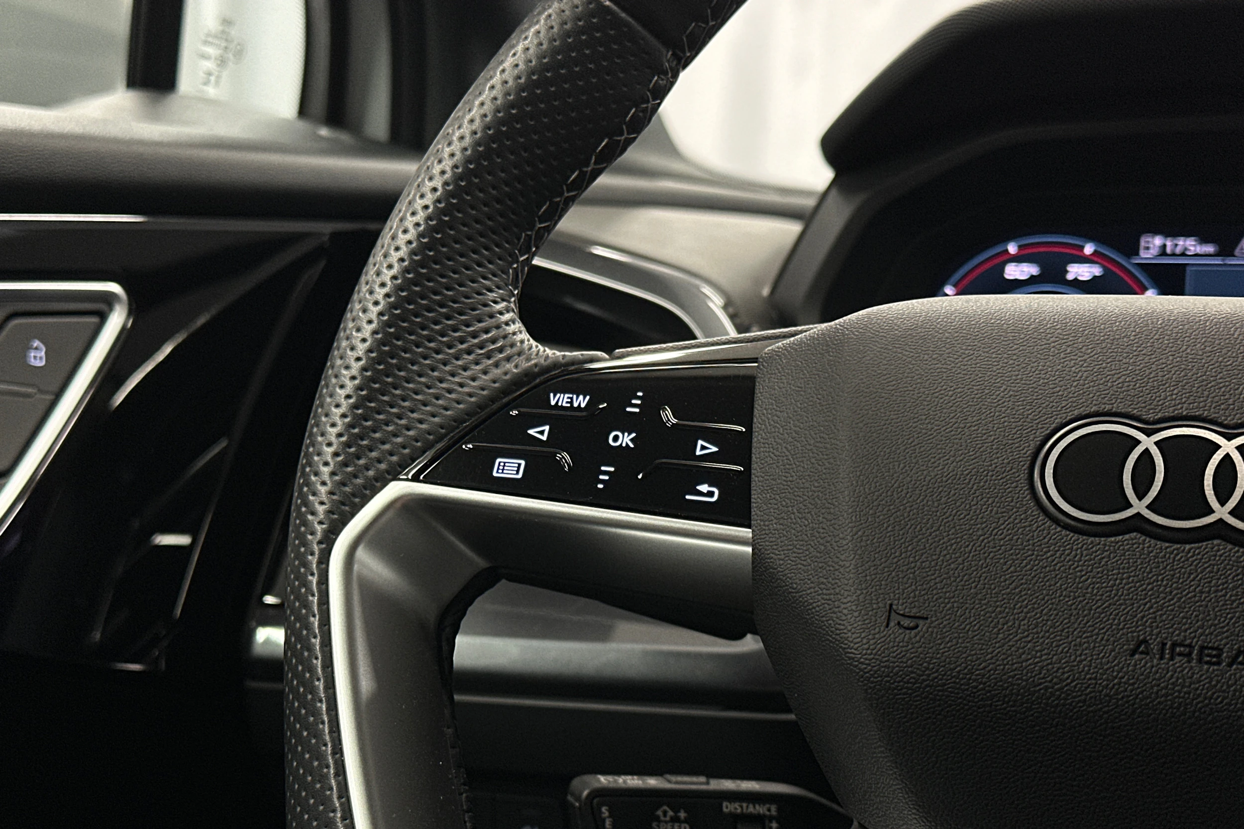 valkoinen Audi Q4 e-tron 2024 kuva 17.