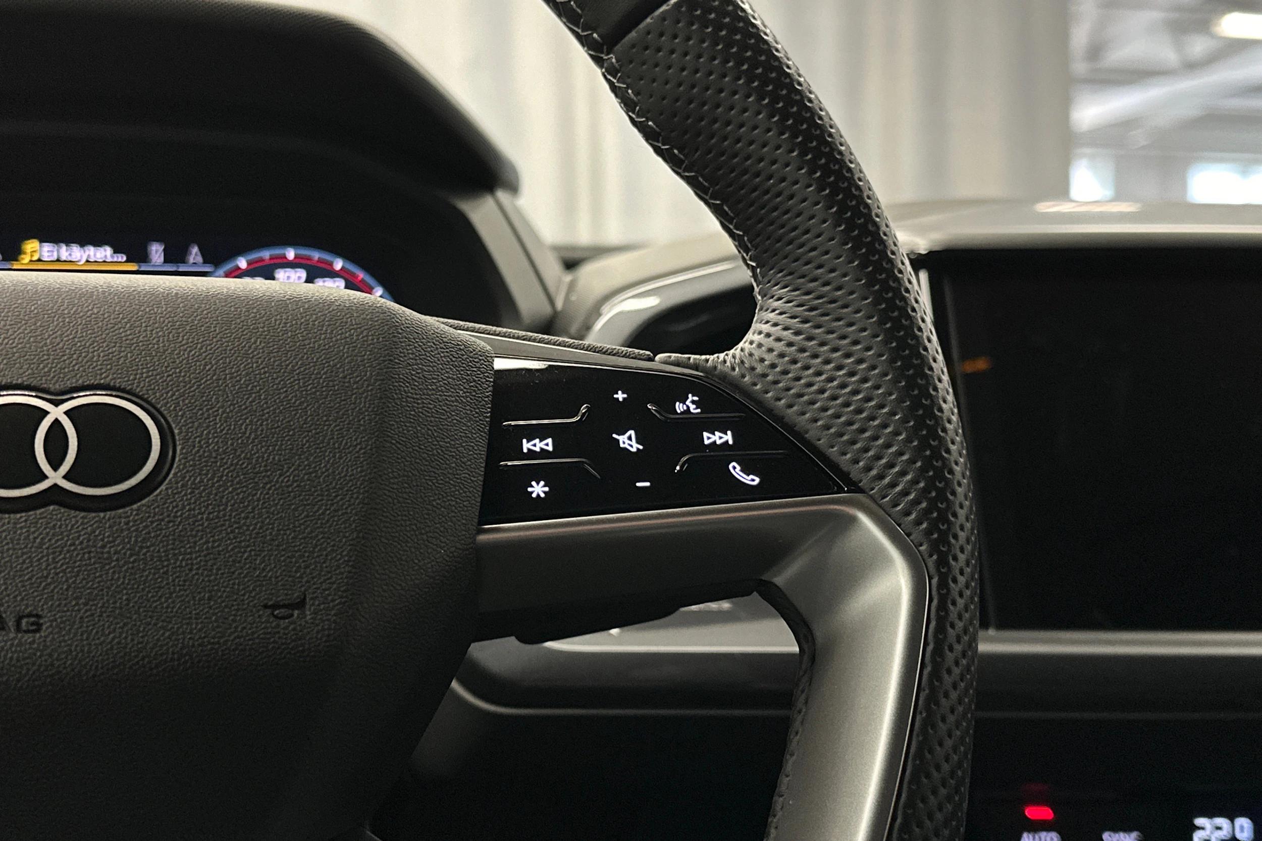 valkoinen Audi Q4 e-tron 2024 kuva 18.