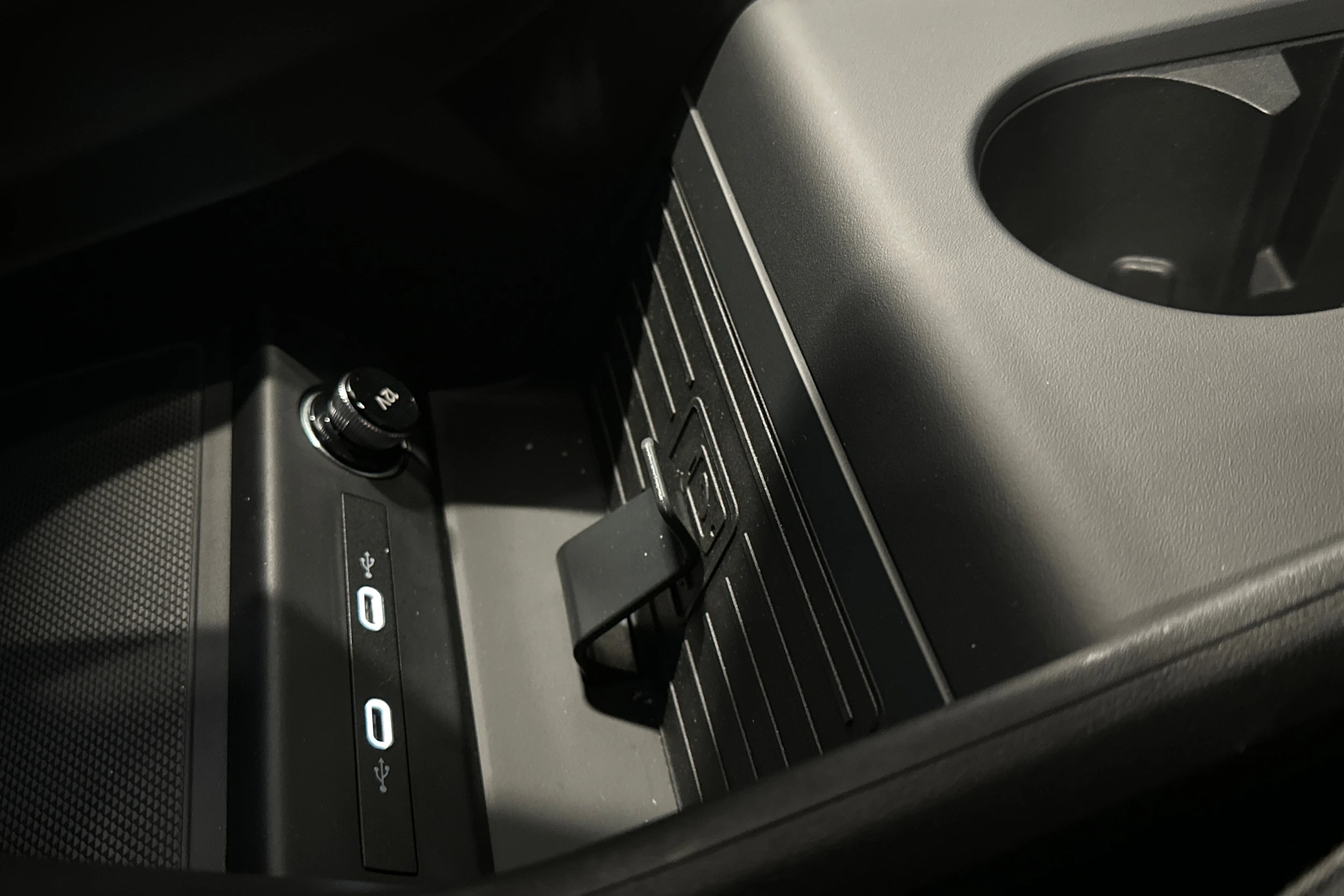 valkoinen Audi Q4 e-tron 2024 kuva 28.