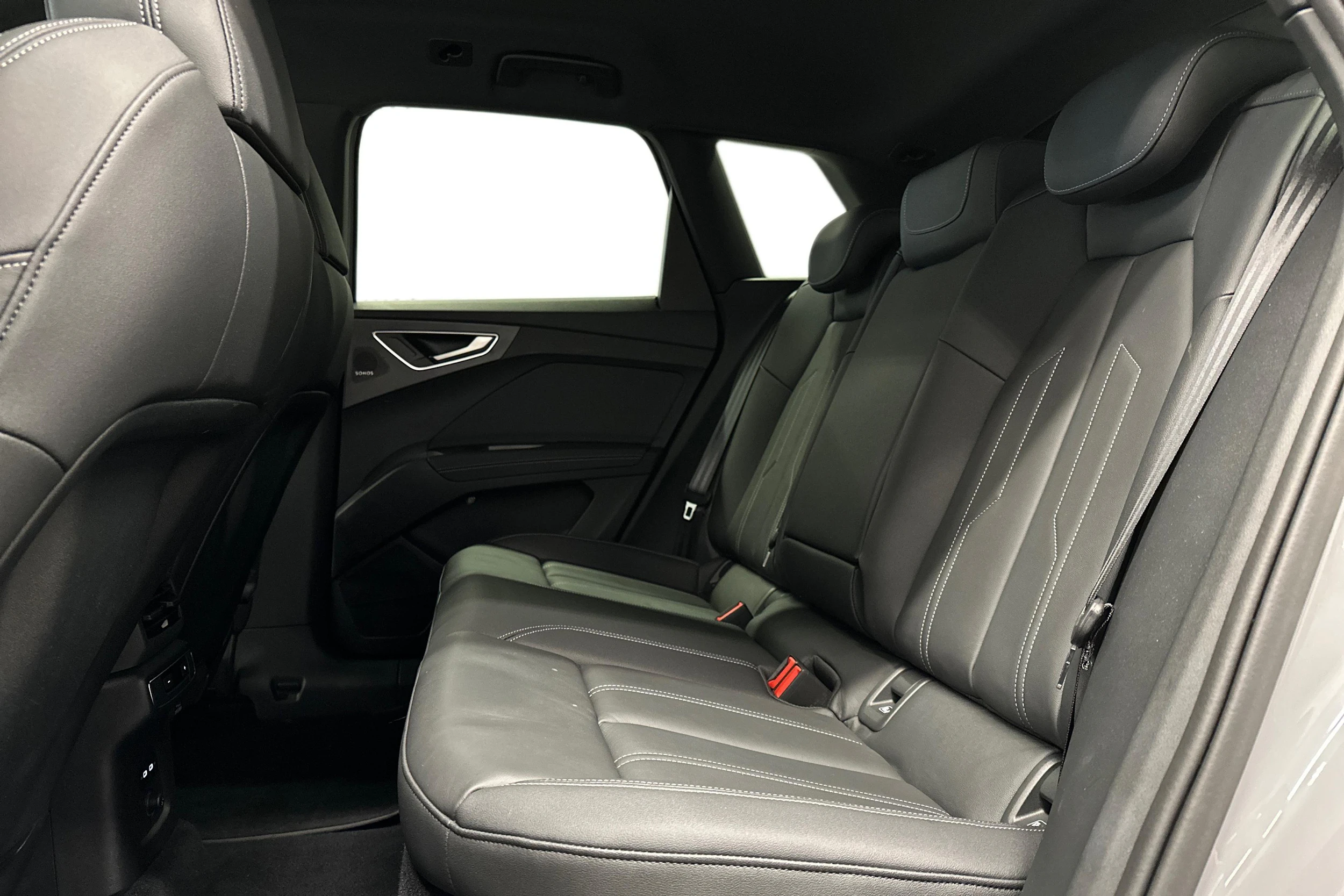 harmaa Audi Q4 e-tron 2024 kuva 8.