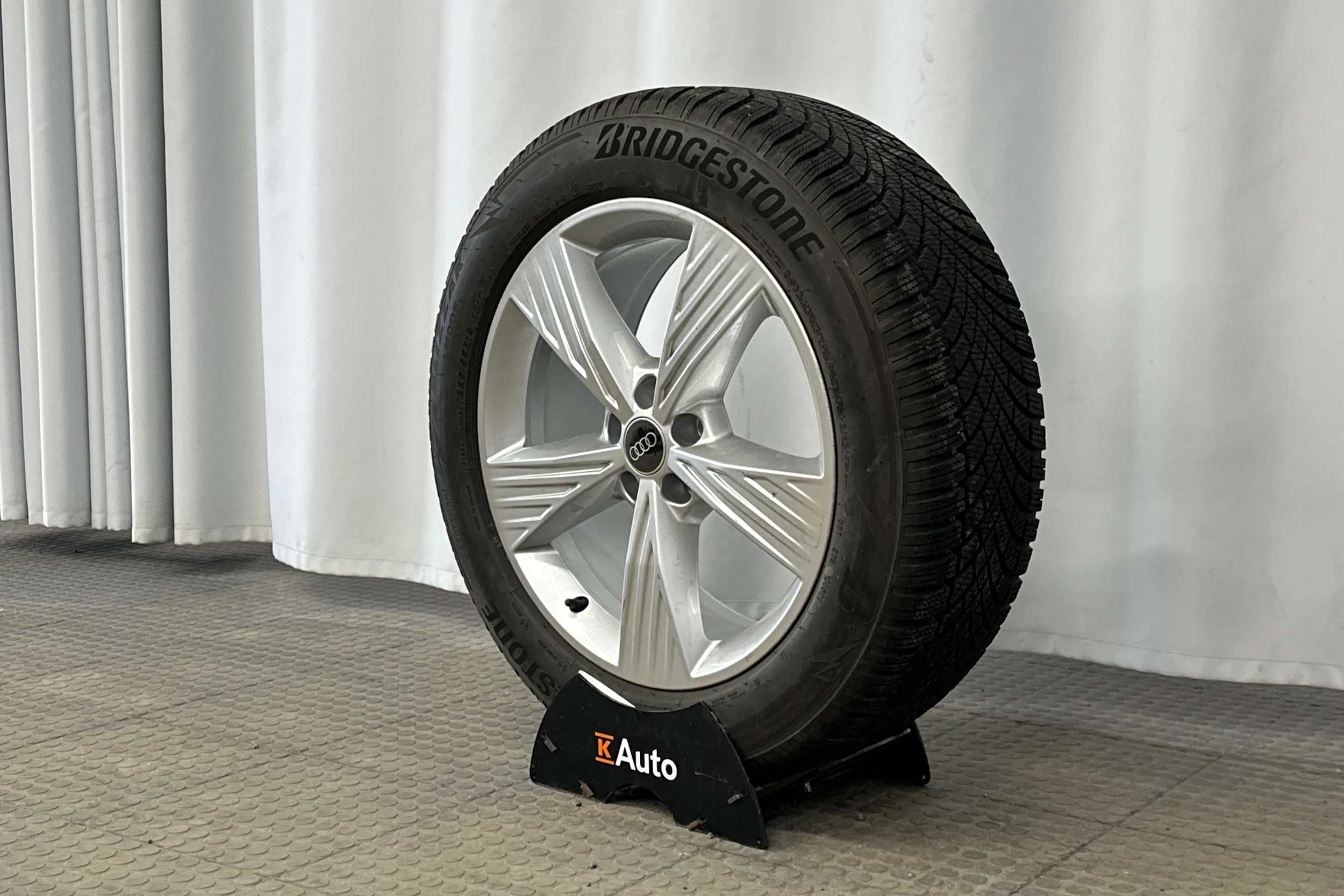 harmaa Audi Q4 e-tron 2024 kuva 10.