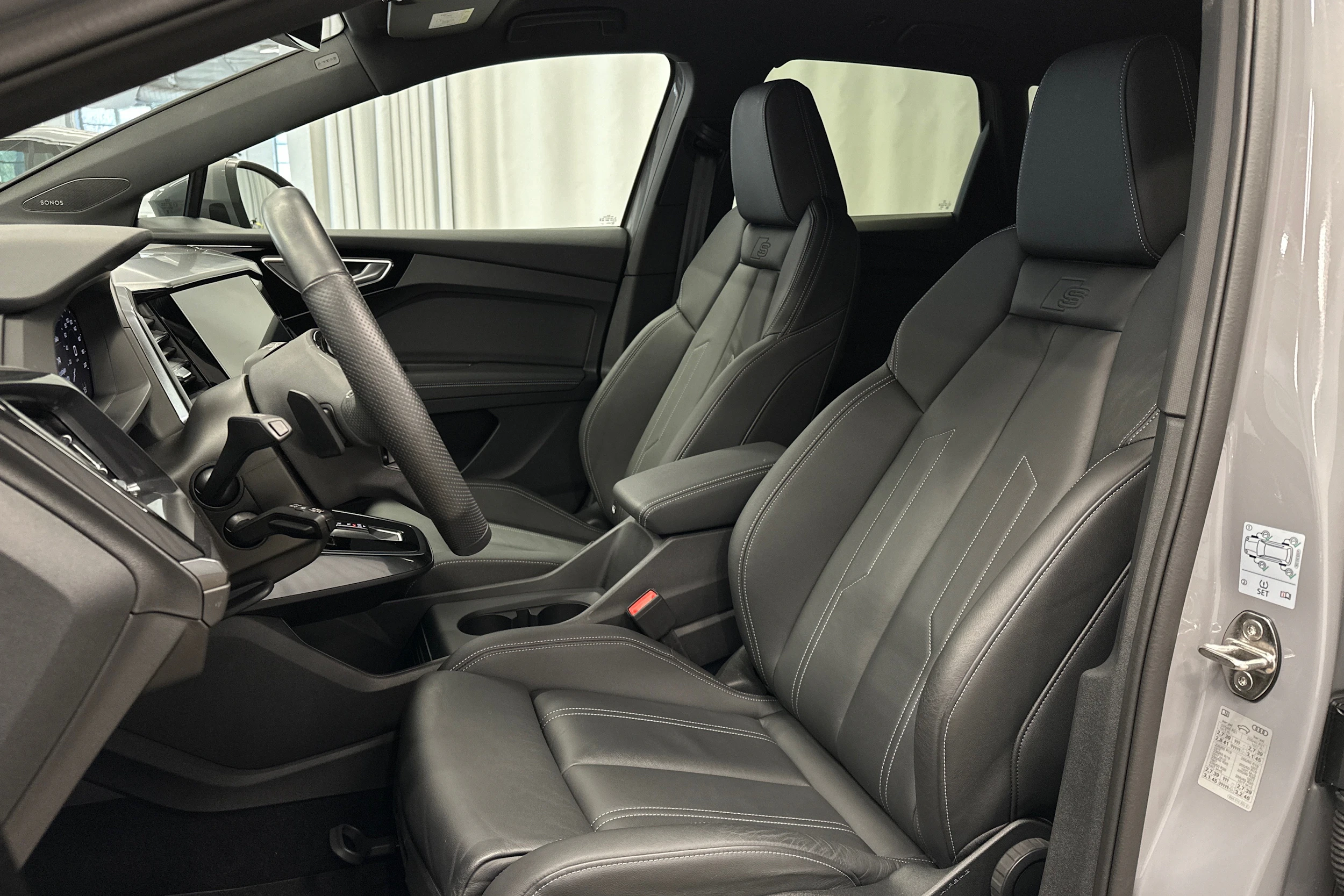 harmaa Audi Q4 e-tron 2024 kuva 15.