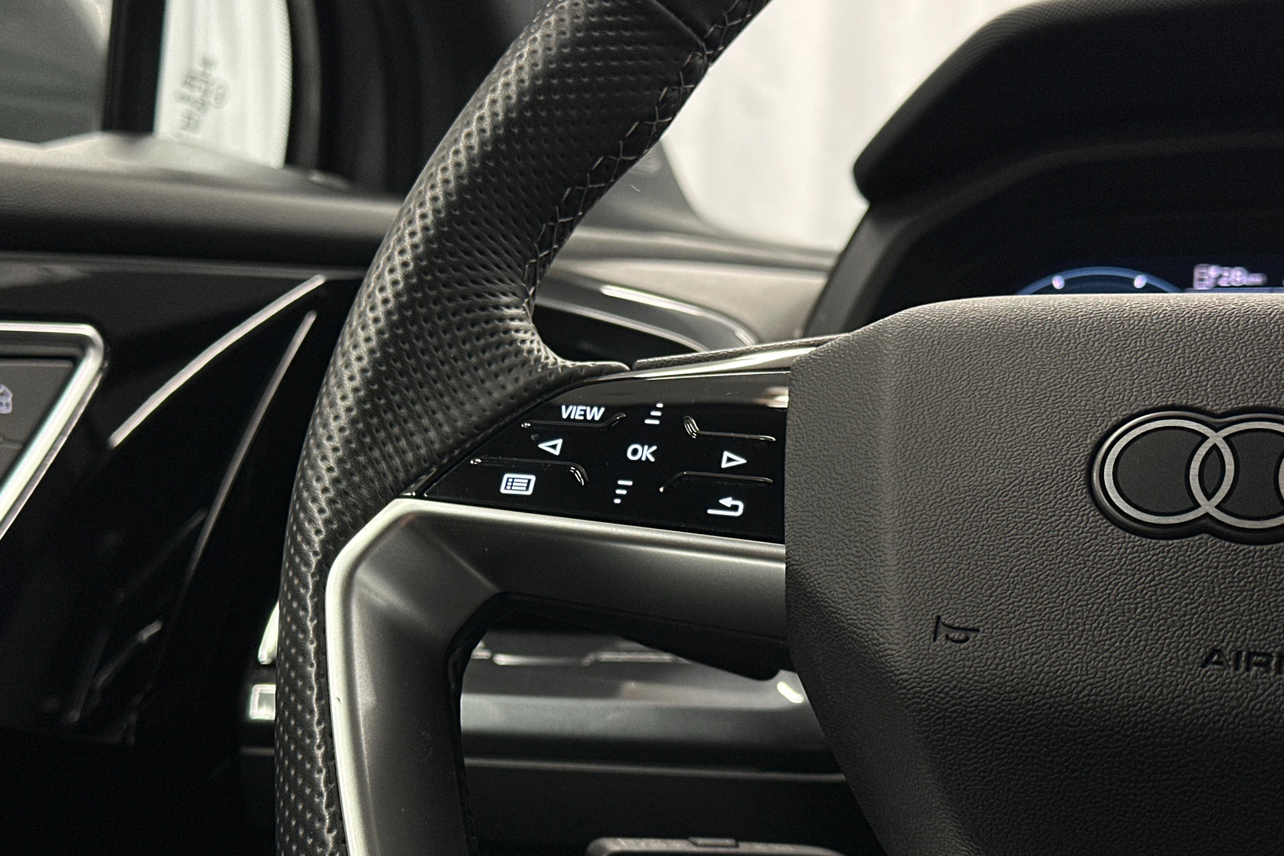 harmaa Audi Q4 e-tron 2024 kuva 17.