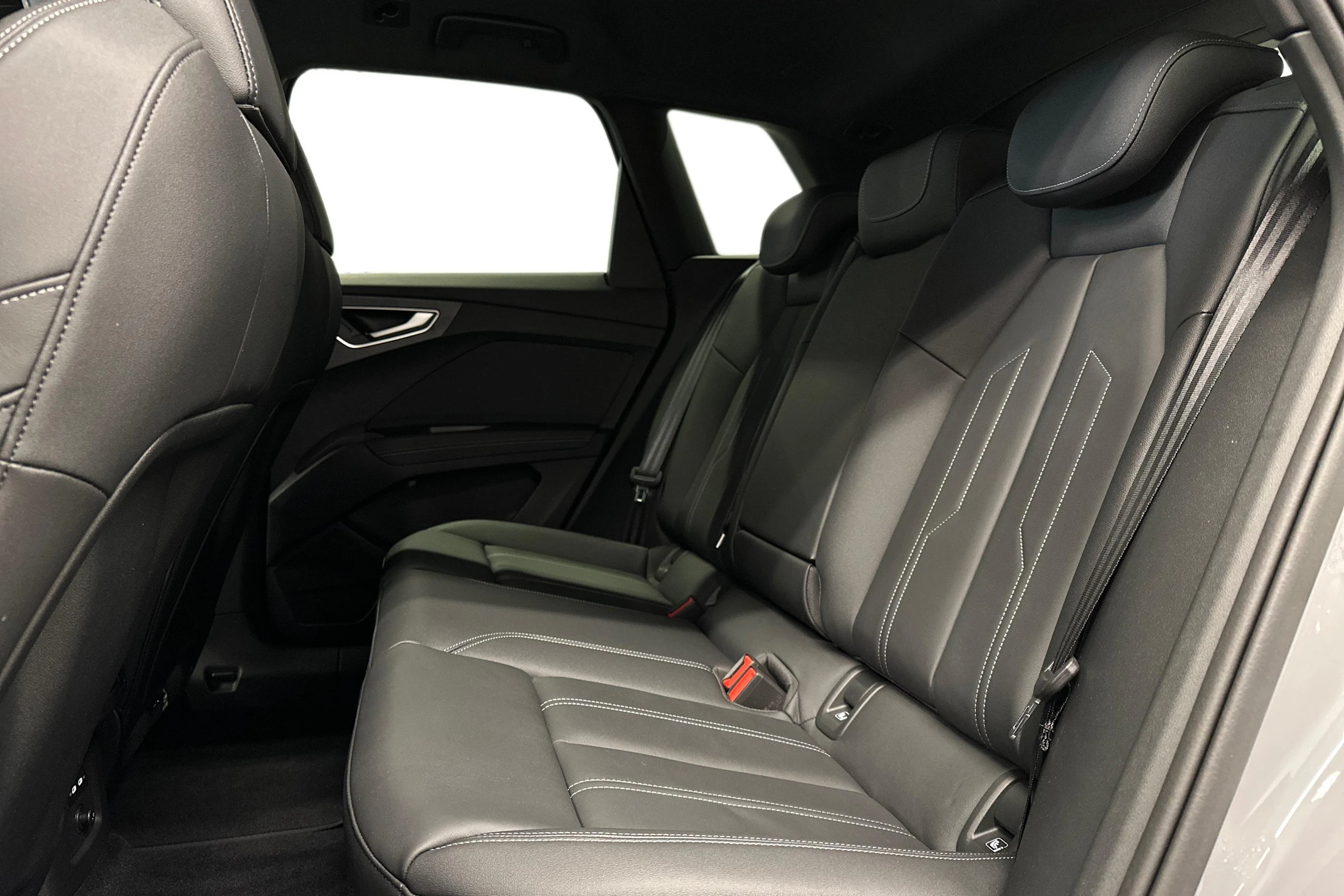 harmaa Audi Q4 e-tron 2024 kuva 8.