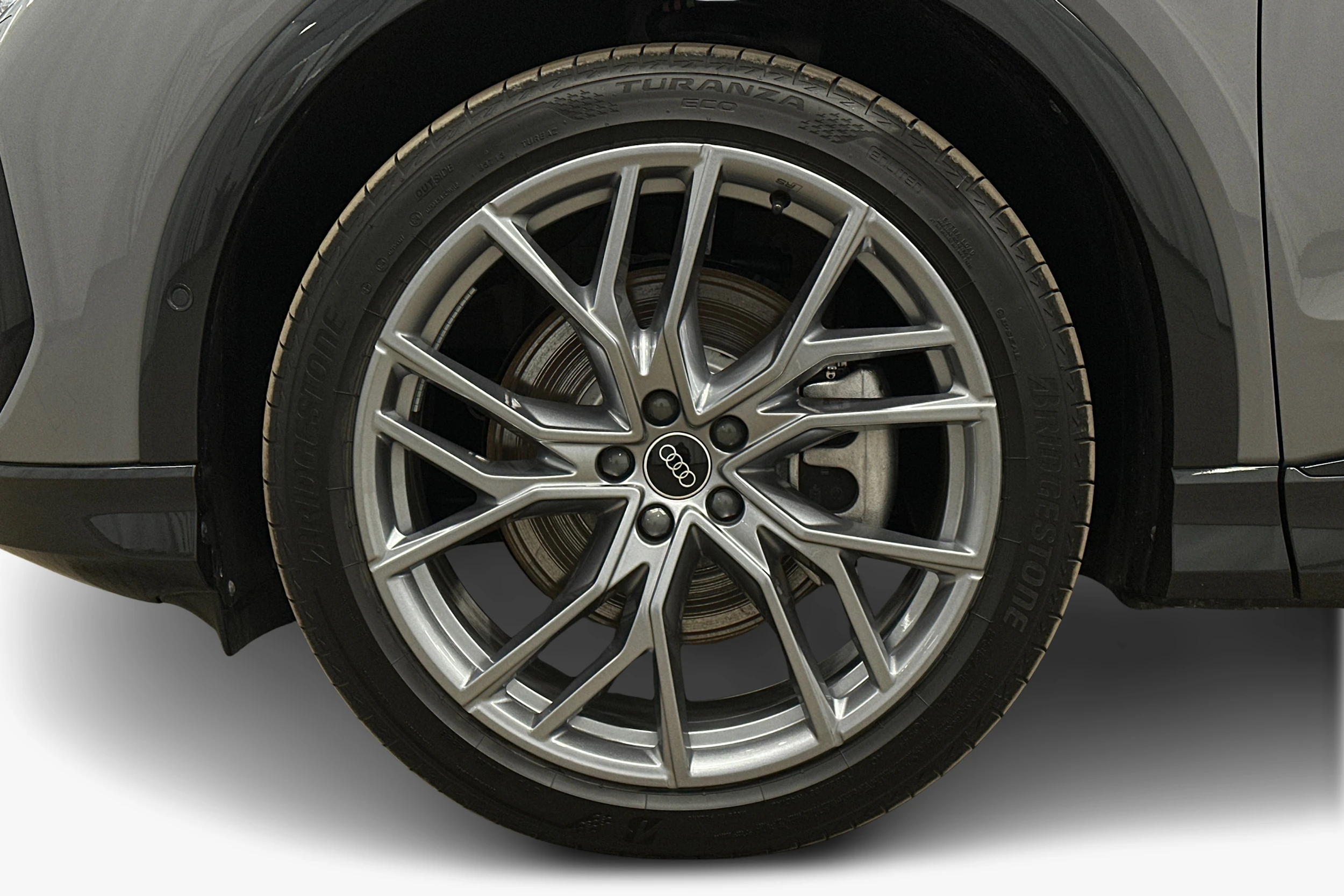 harmaa Audi Q4 e-tron 2024 kuva 9.