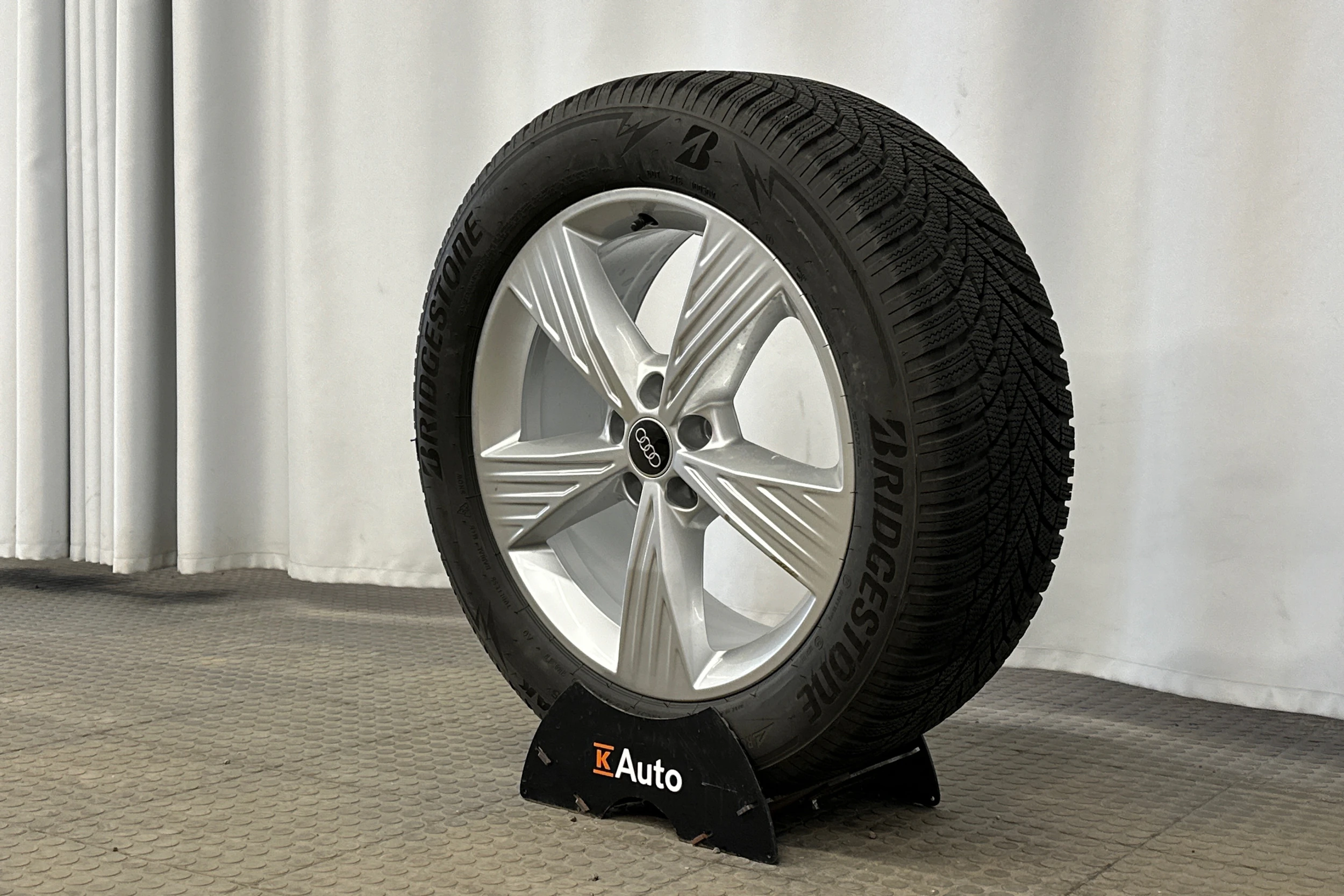 harmaa Audi Q4 e-tron 2024 kuva 10.