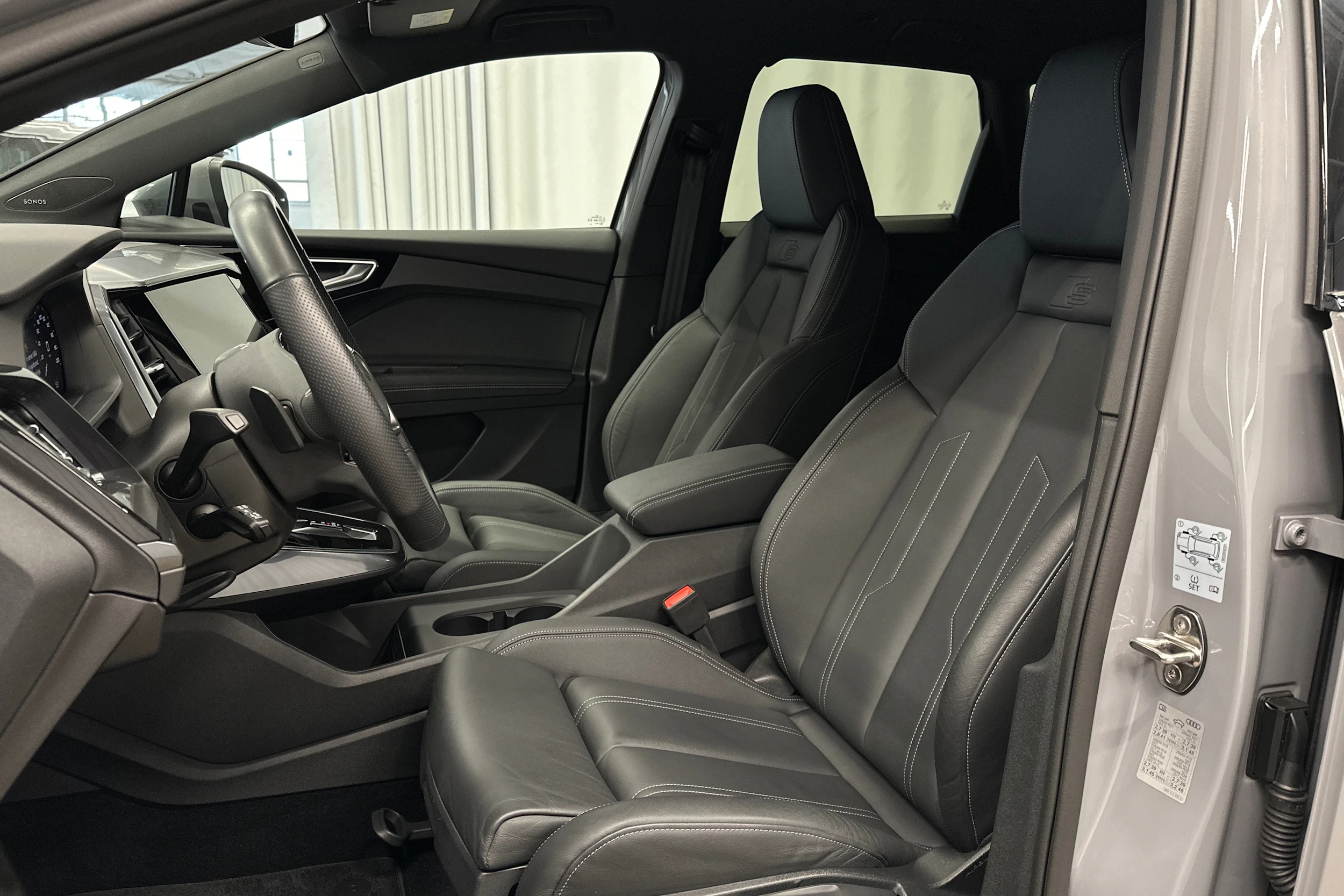 harmaa Audi Q4 e-tron 2024 kuva 15.