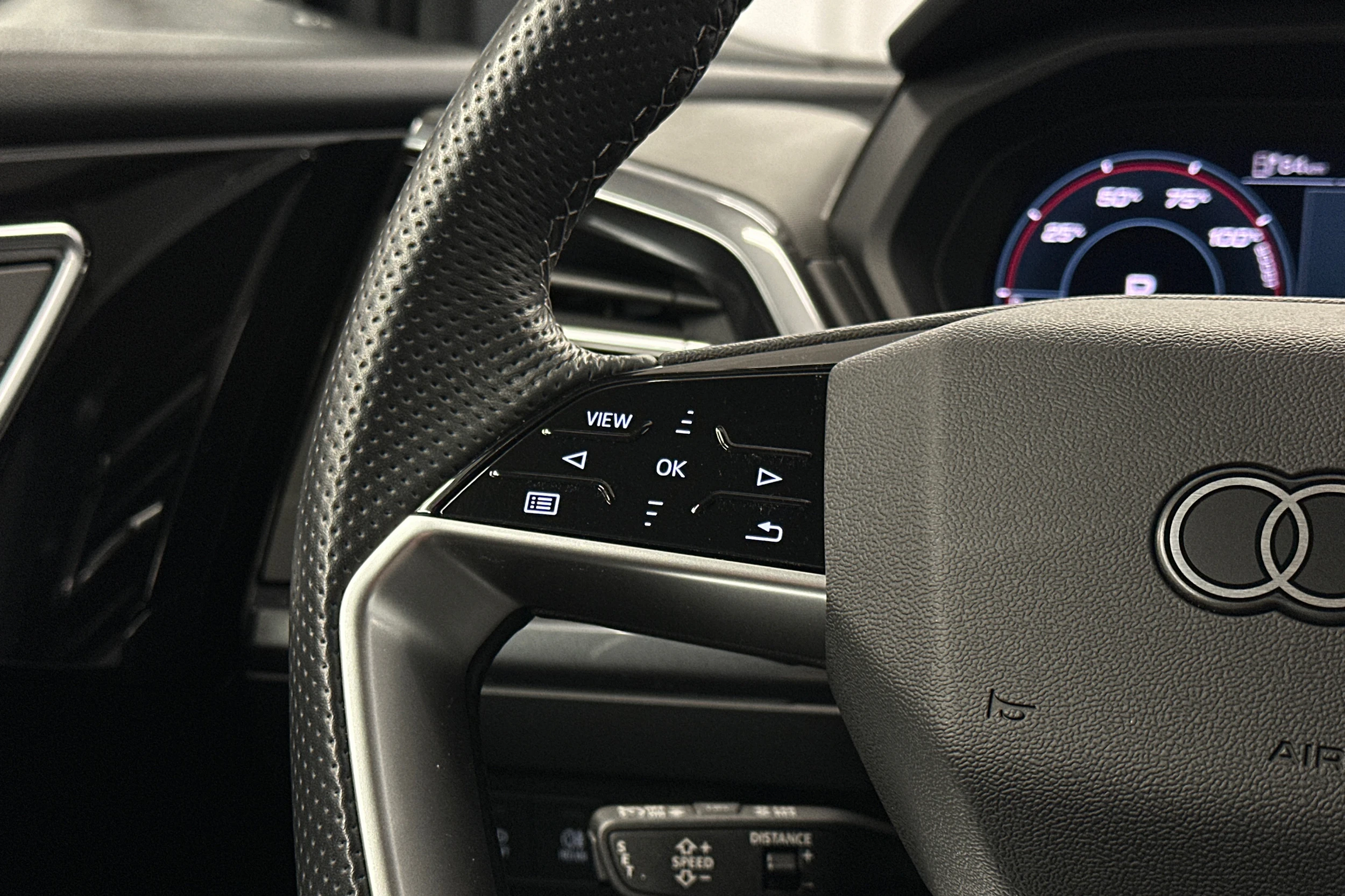 harmaa Audi Q4 e-tron 2024 kuva 17.