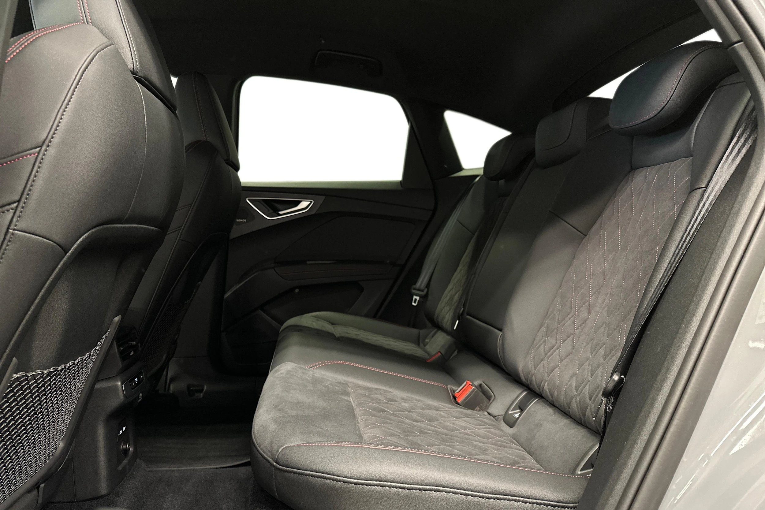 harmaa Audi Q4 e-tron 2024 kuva 8.