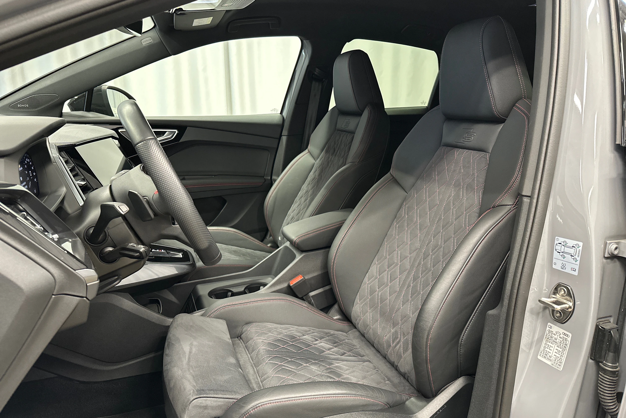 harmaa Audi Q4 e-tron 2024 kuva 14.