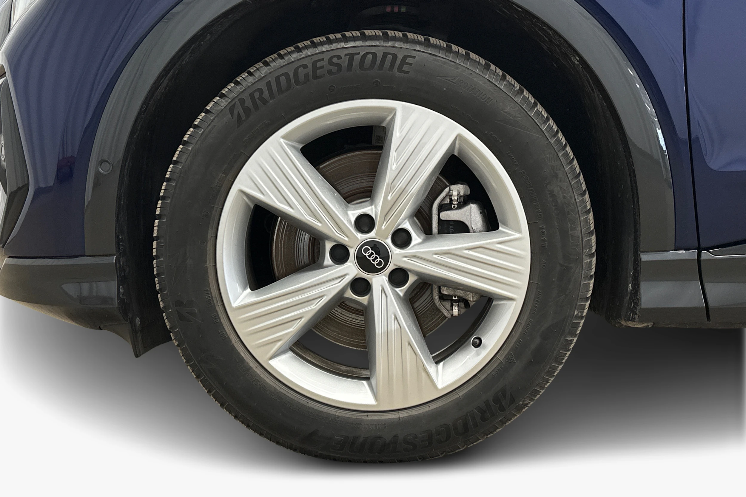 sininen Audi Q4 e-tron 2024 kuva 9.