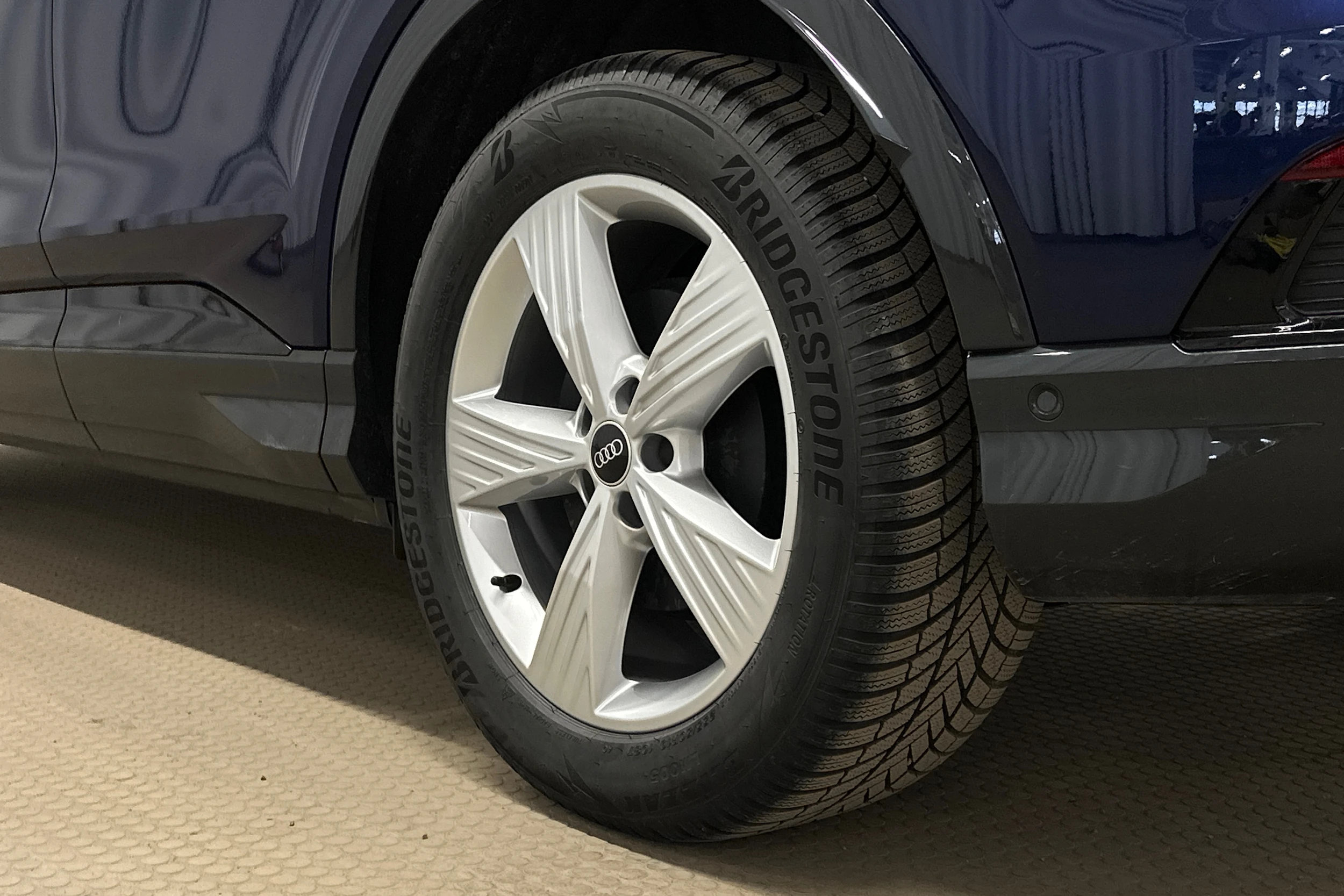 sininen Audi Q4 e-tron 2024 kuva 10.