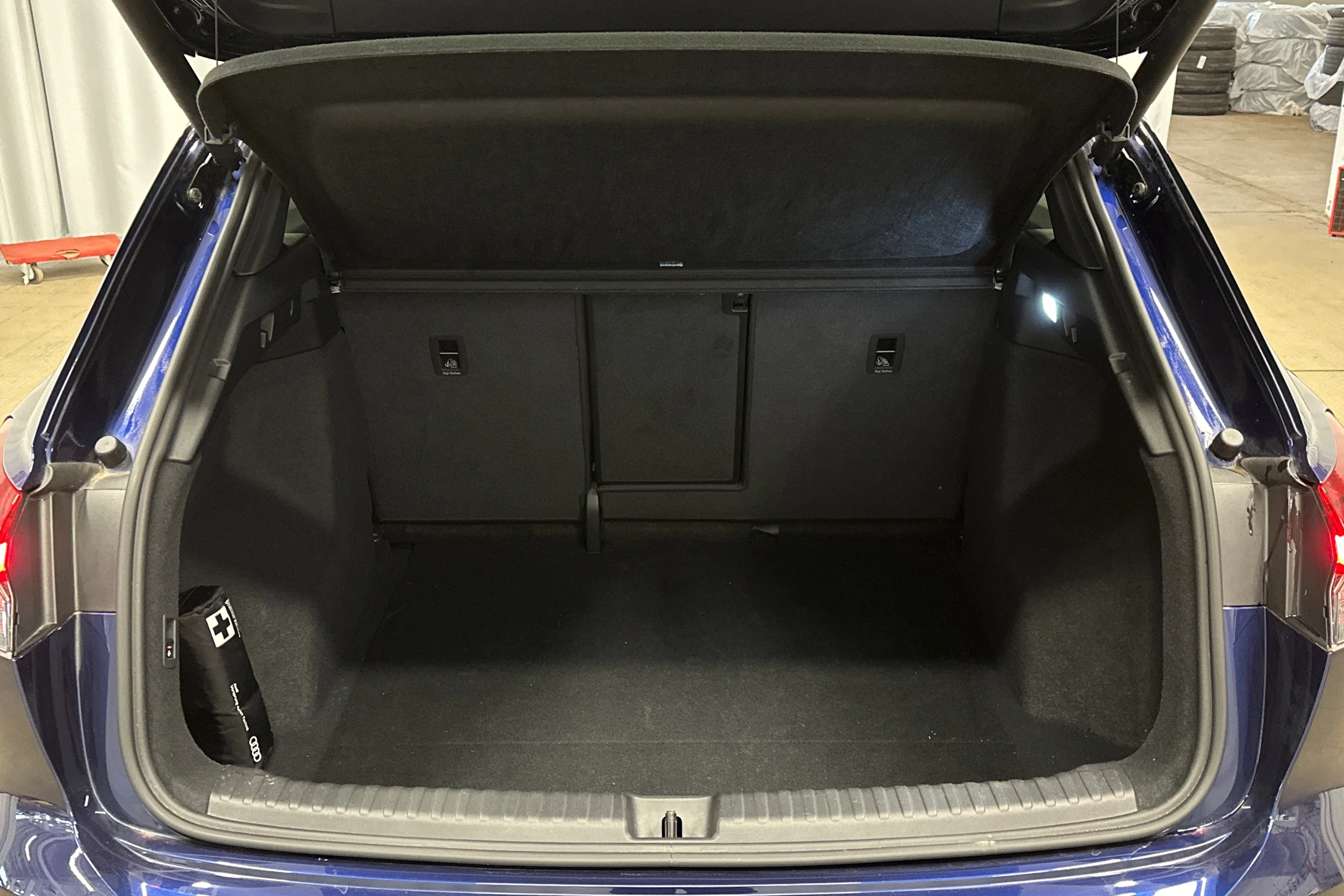 sininen Audi Q4 e-tron 2024 kuva 11.