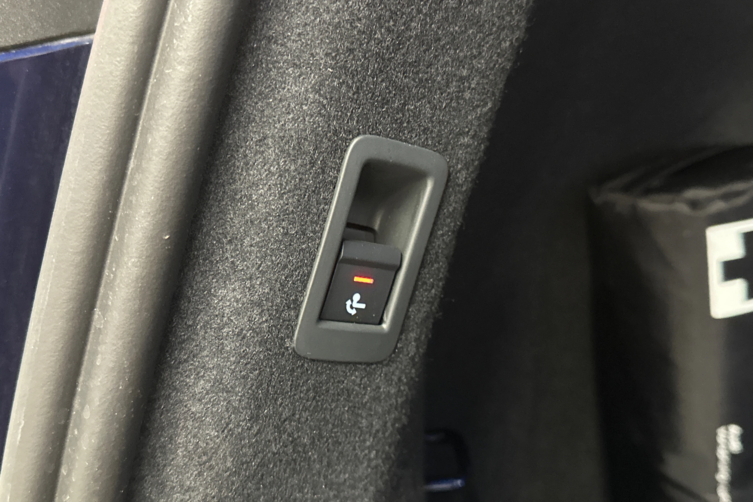 sininen Audi Q4 e-tron 2024 kuva 13.