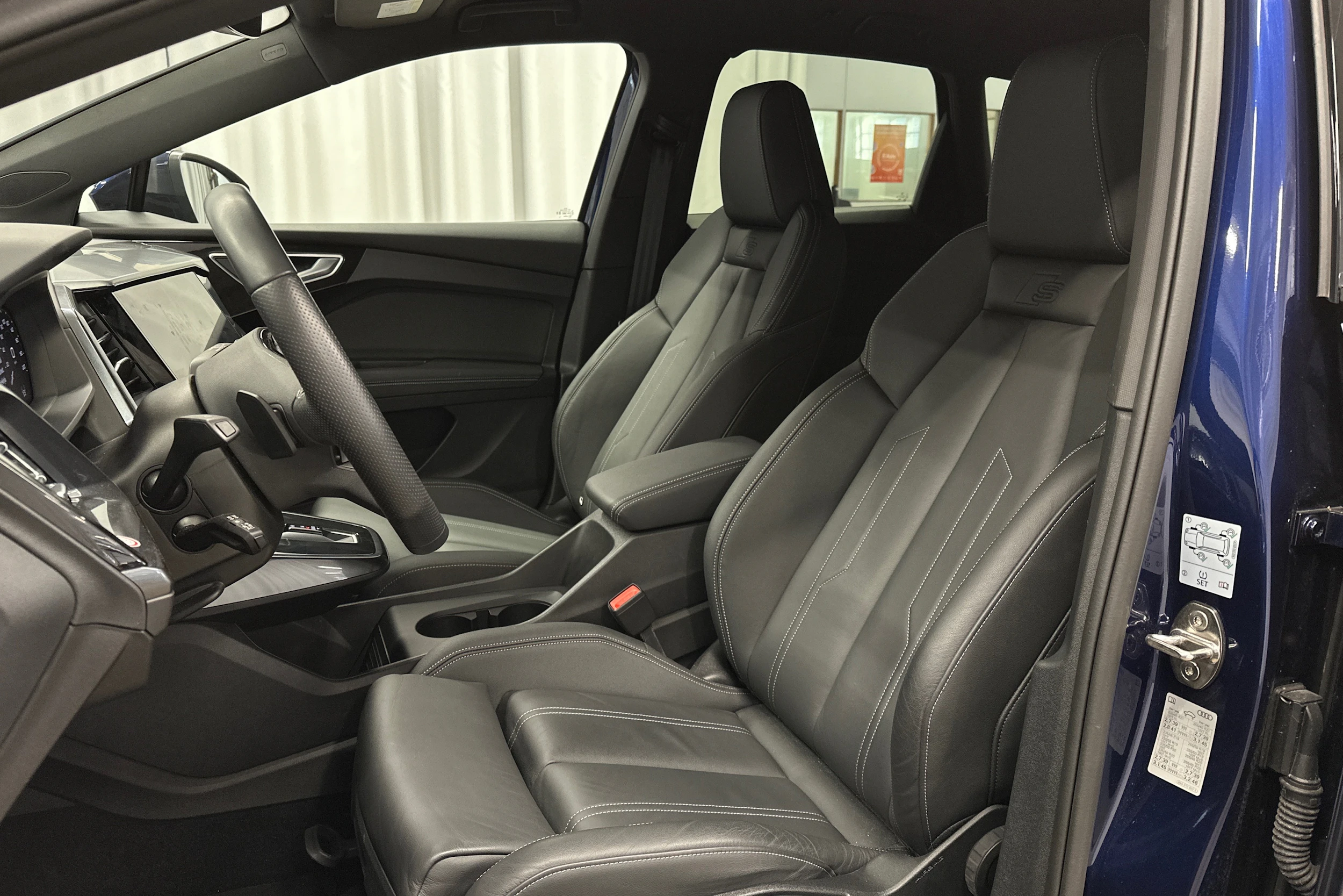 sininen Audi Q4 e-tron 2024 kuva 15.