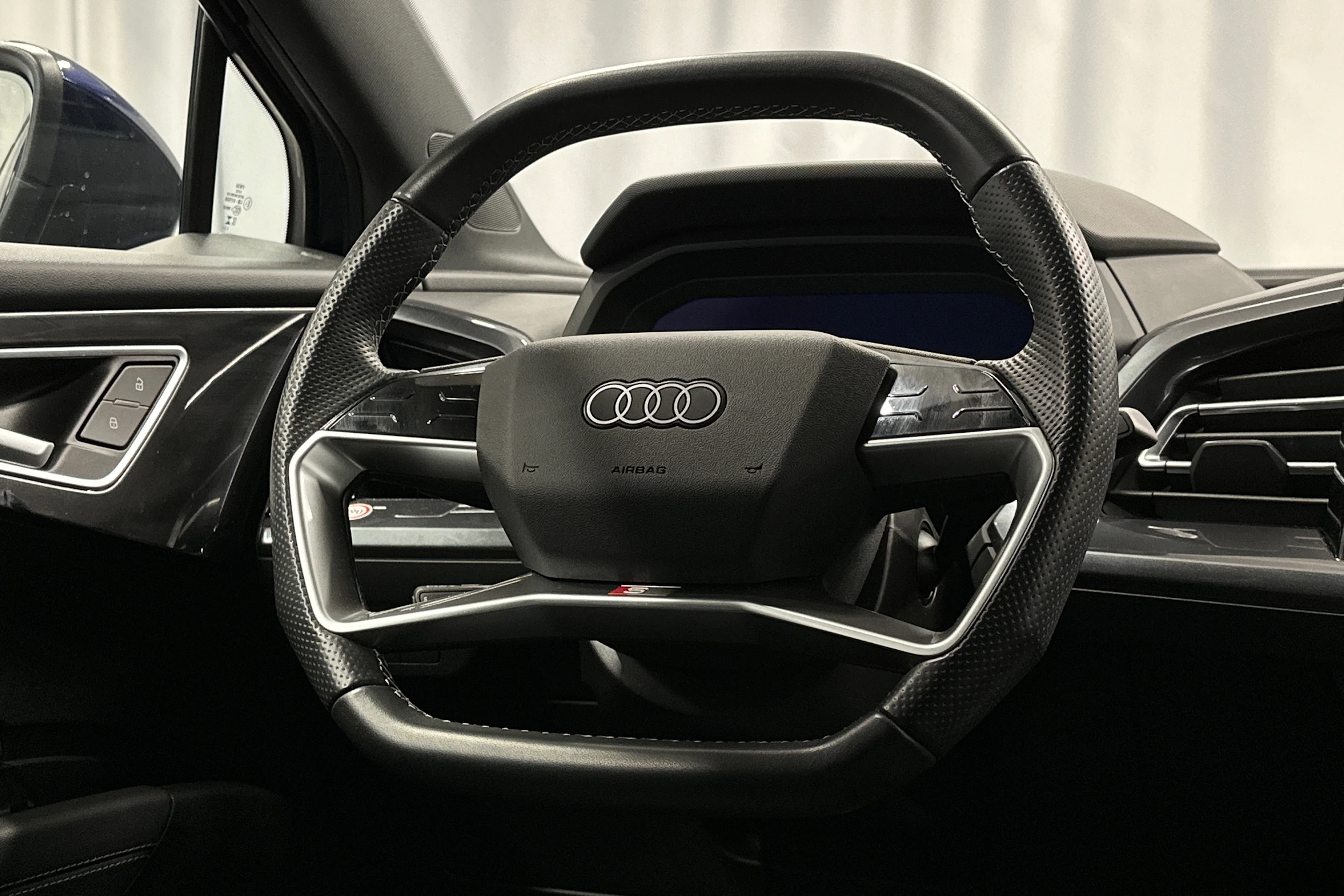 sininen Audi Q4 e-tron 2024 kuva 16.