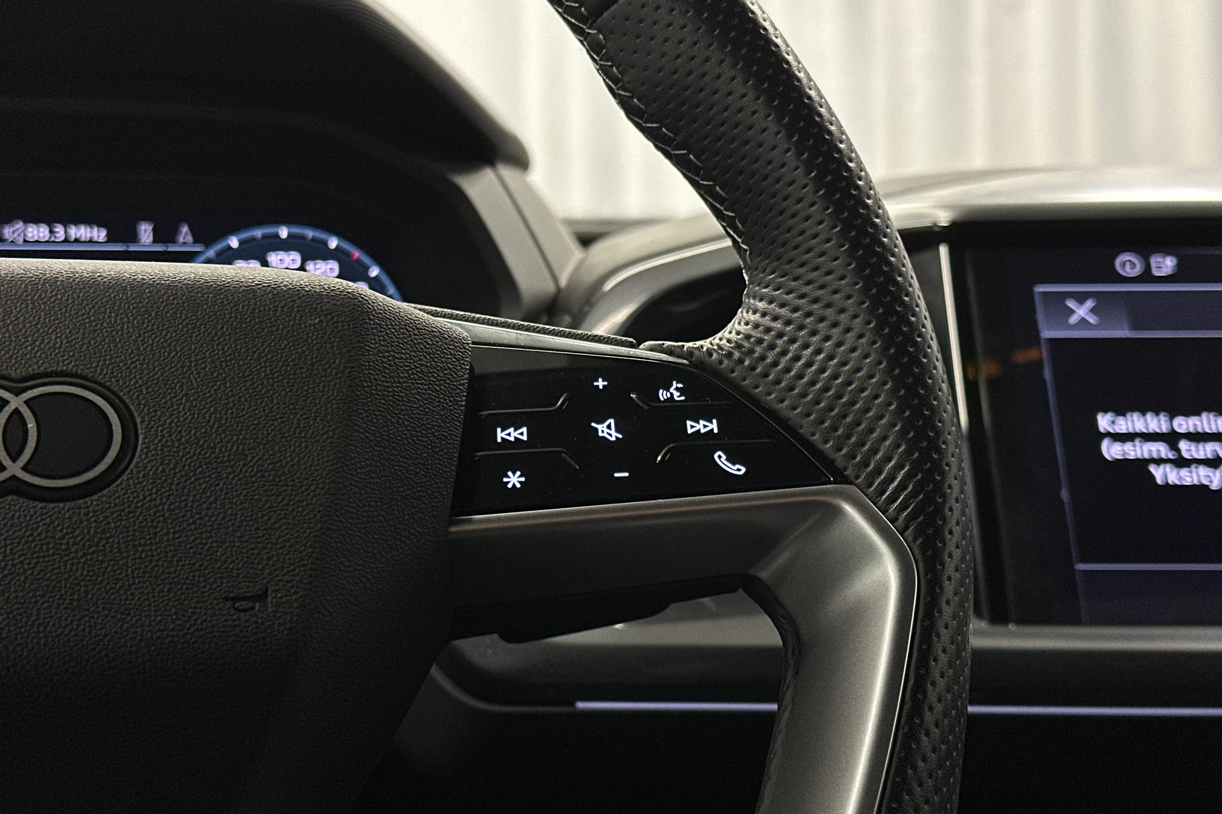 sininen Audi Q4 e-tron 2024 kuva 18.