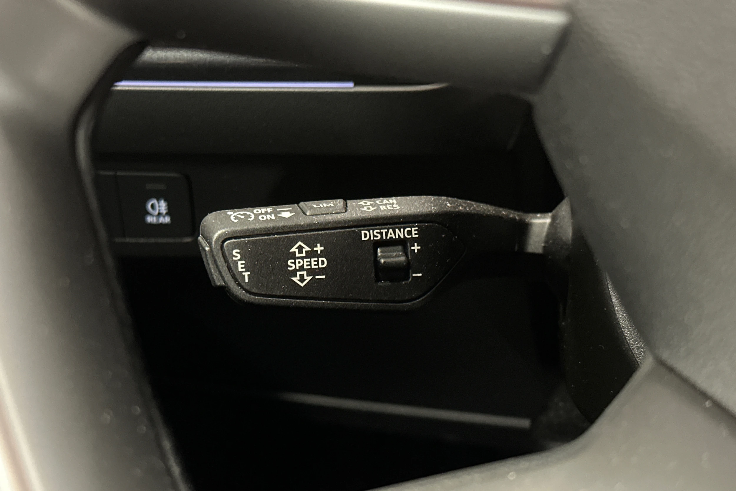 sininen Audi Q4 e-tron 2024 kuva 19.