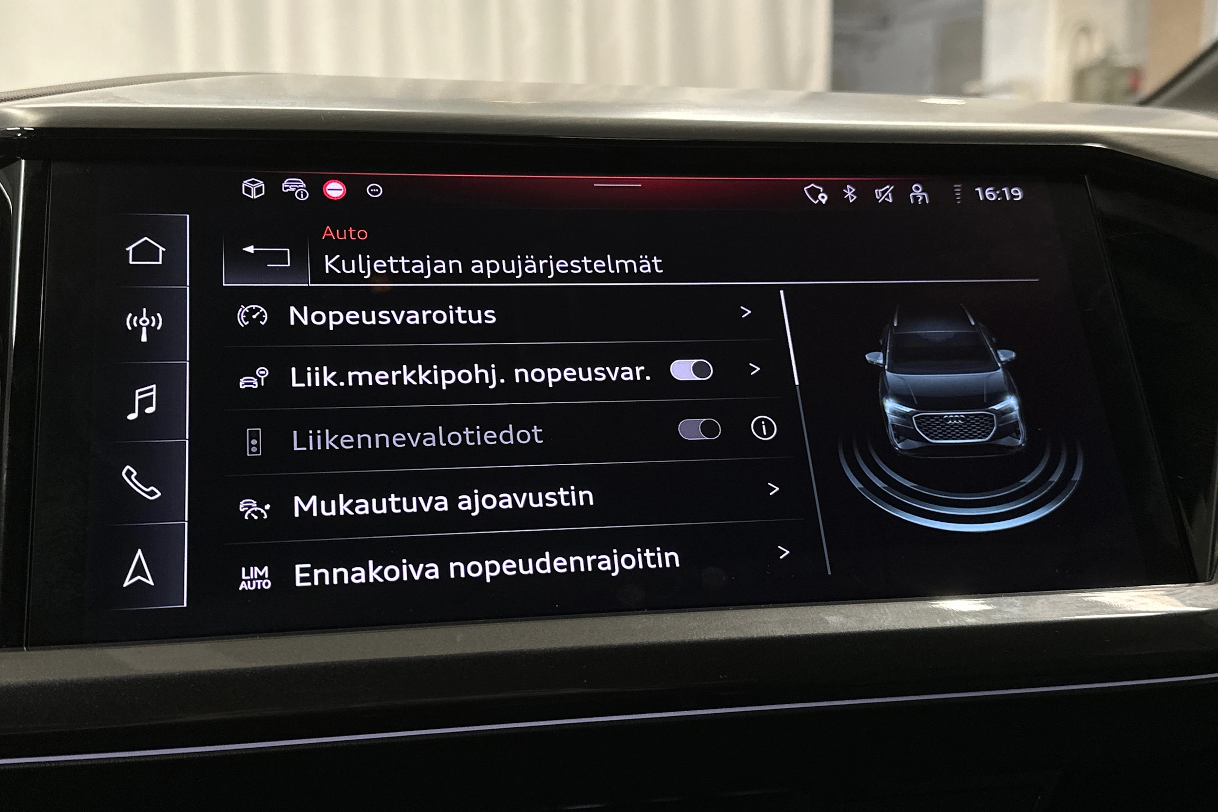 sininen Audi Q4 e-tron 2024 kuva 23.