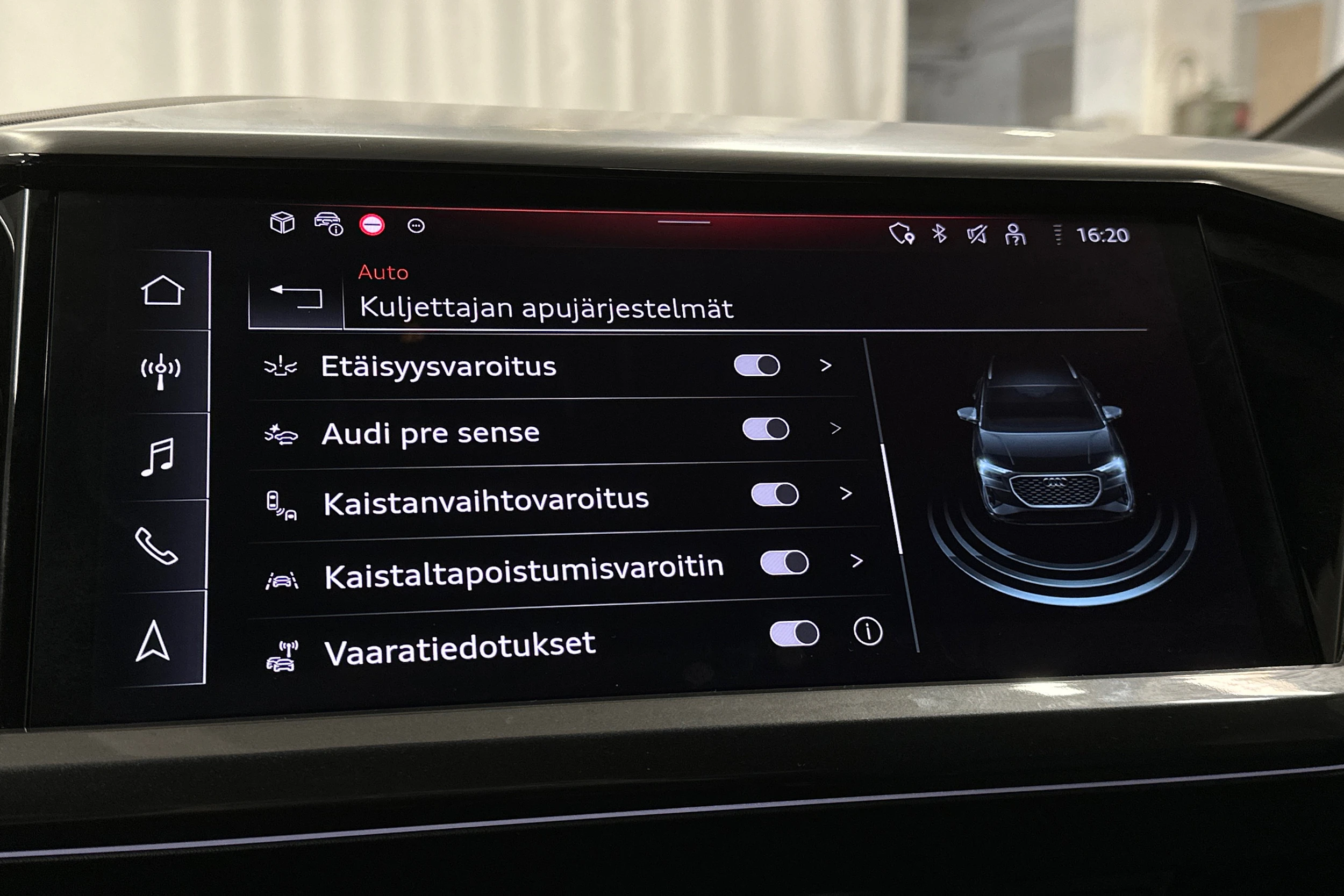 sininen Audi Q4 e-tron 2024 kuva 24.