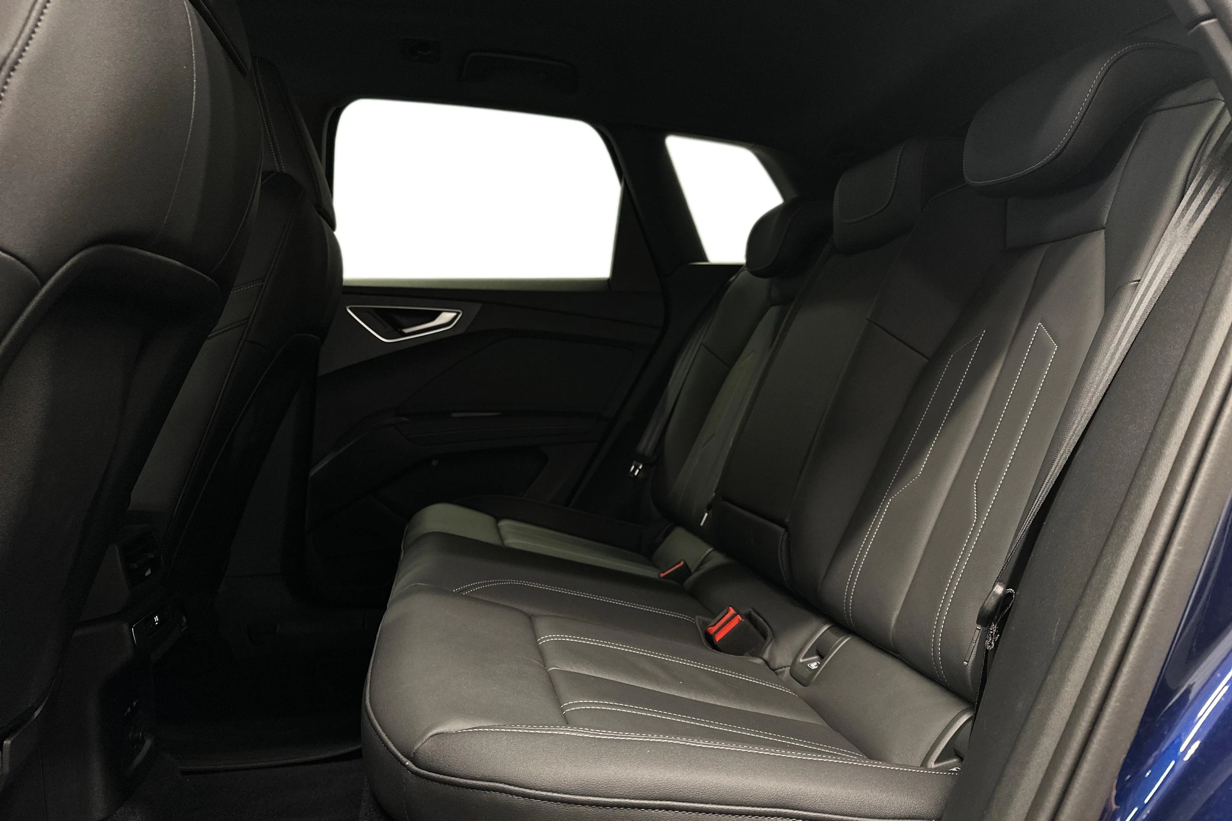 sininen Audi Q4 e-tron 2024 kuva 8.