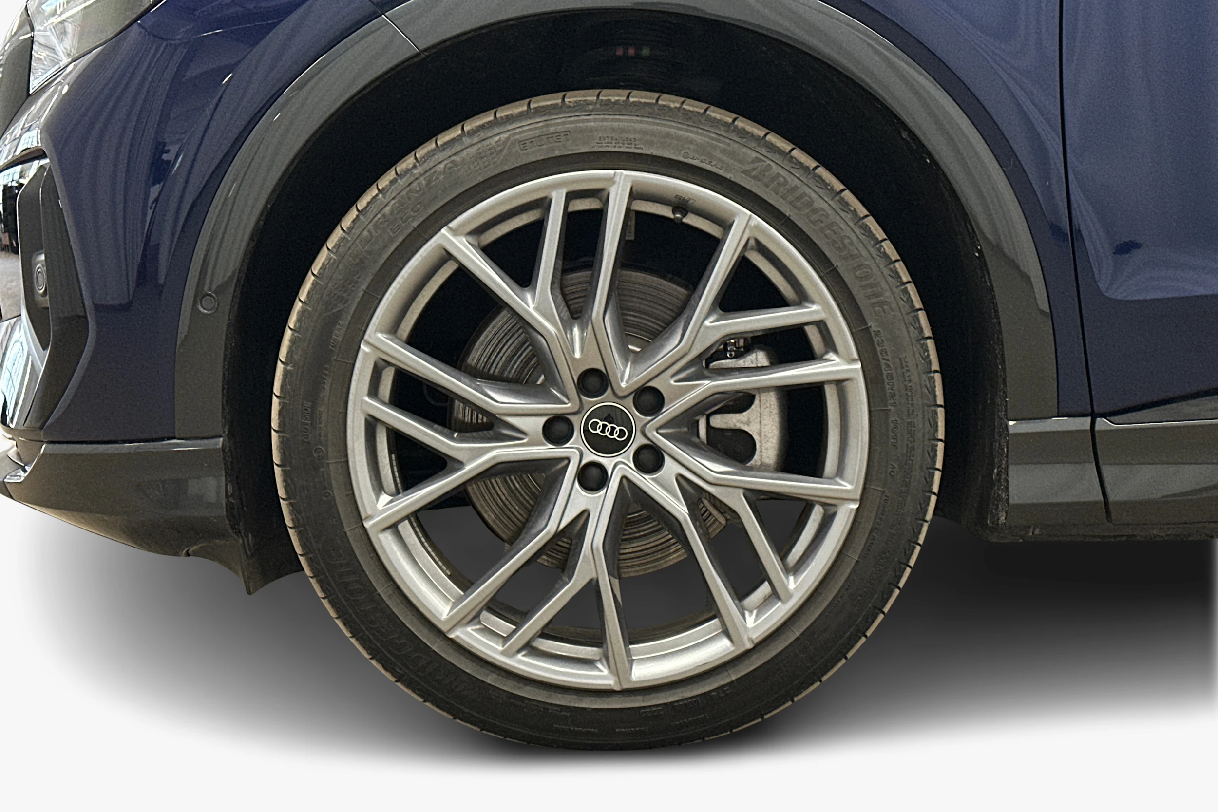 sininen Audi Q4 e-tron 2024 kuva 9.