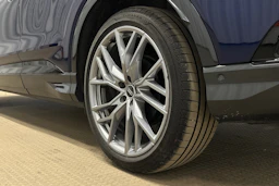 sininen Audi Q4 e-tron 2024 kuva 10.