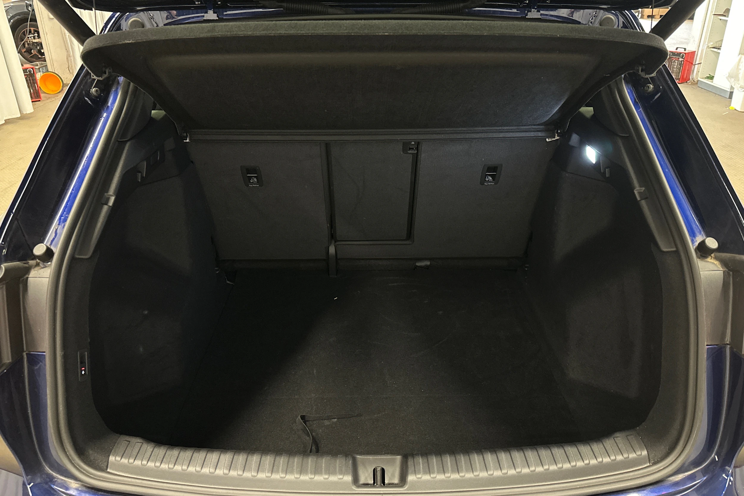 sininen Audi Q4 e-tron 2024 kuva 11.