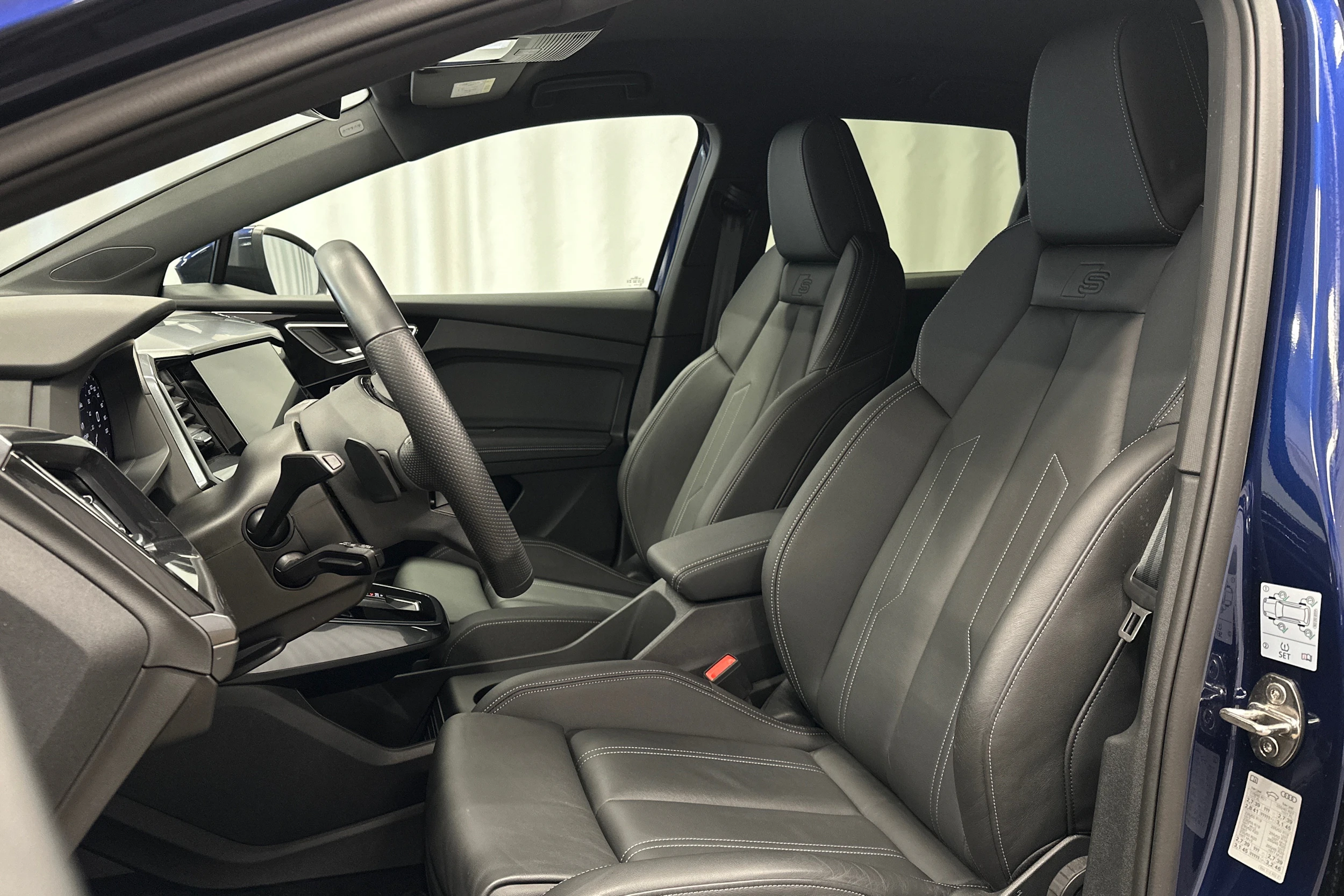 sininen Audi Q4 e-tron 2024 kuva 15.