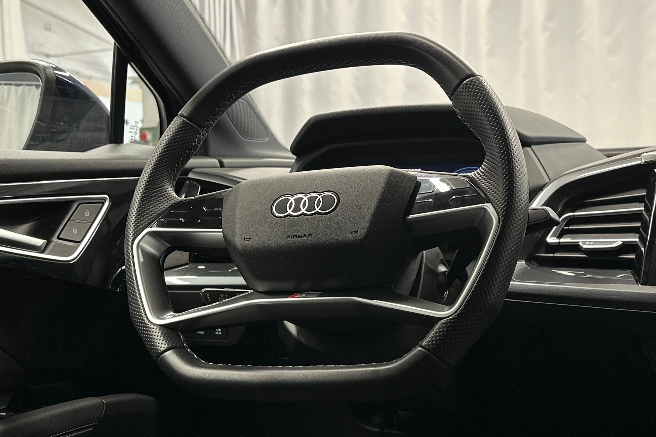 sininen Audi Q4 e-tron 2024 kuva 16.