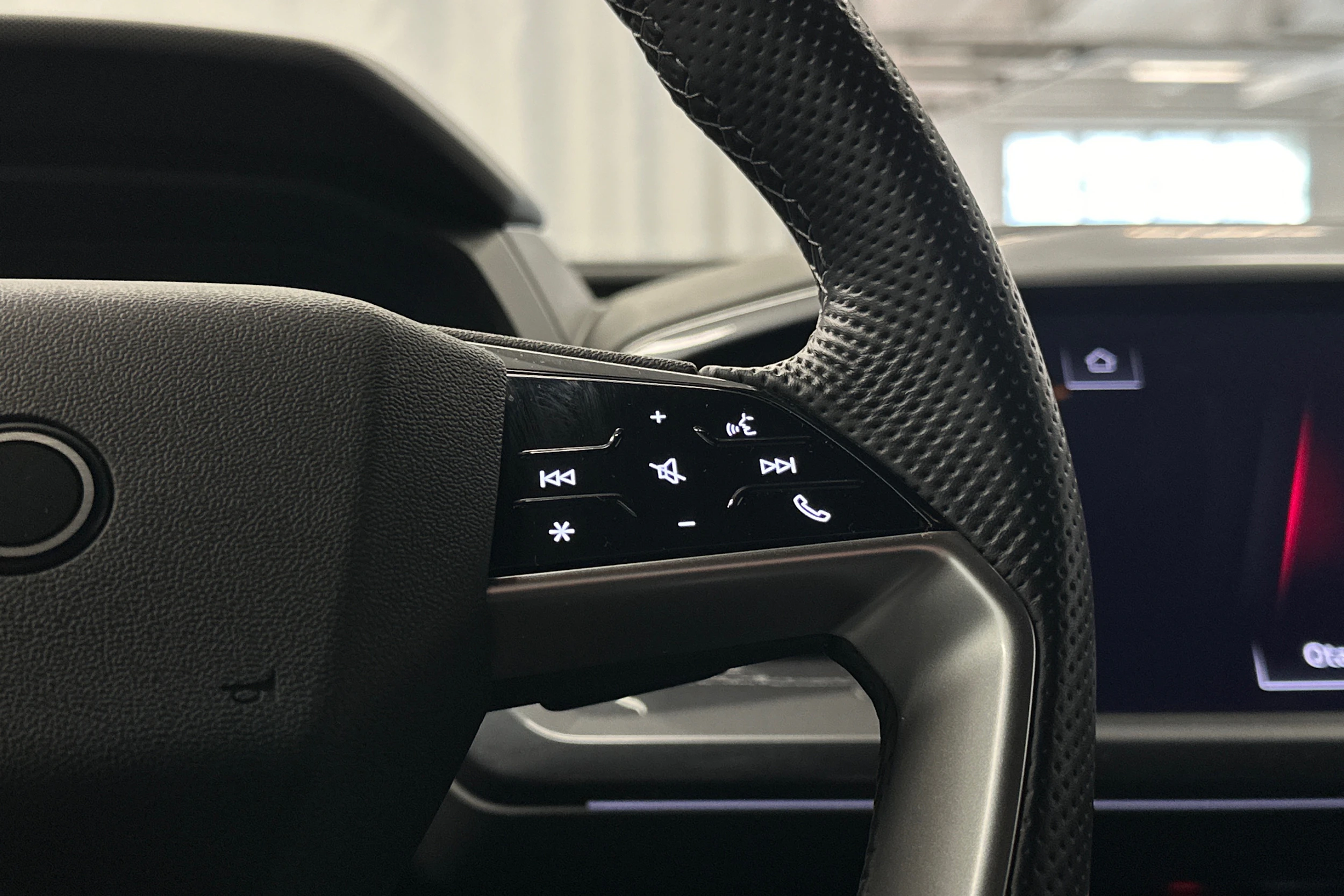 sininen Audi Q4 e-tron 2024 kuva 18.