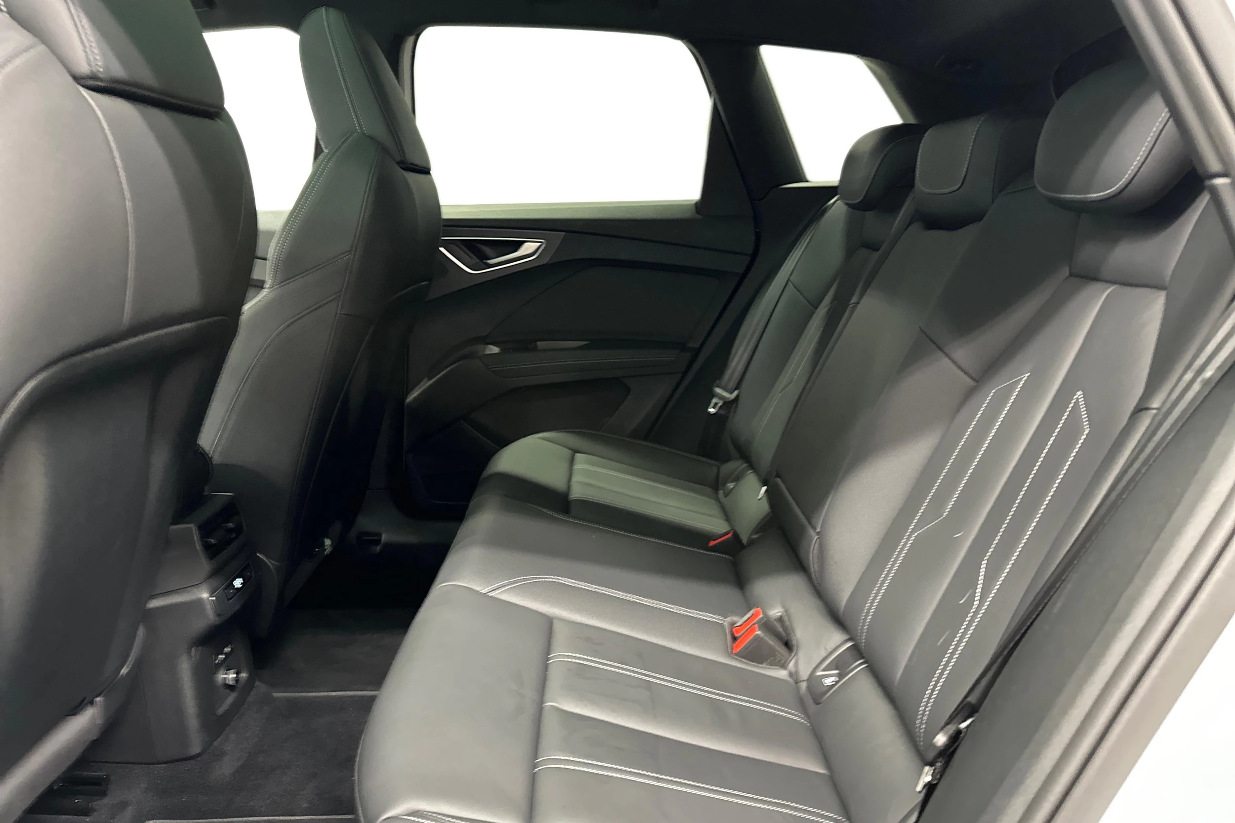 valkoinen Audi Q4 e-tron 2024 kuva 8.