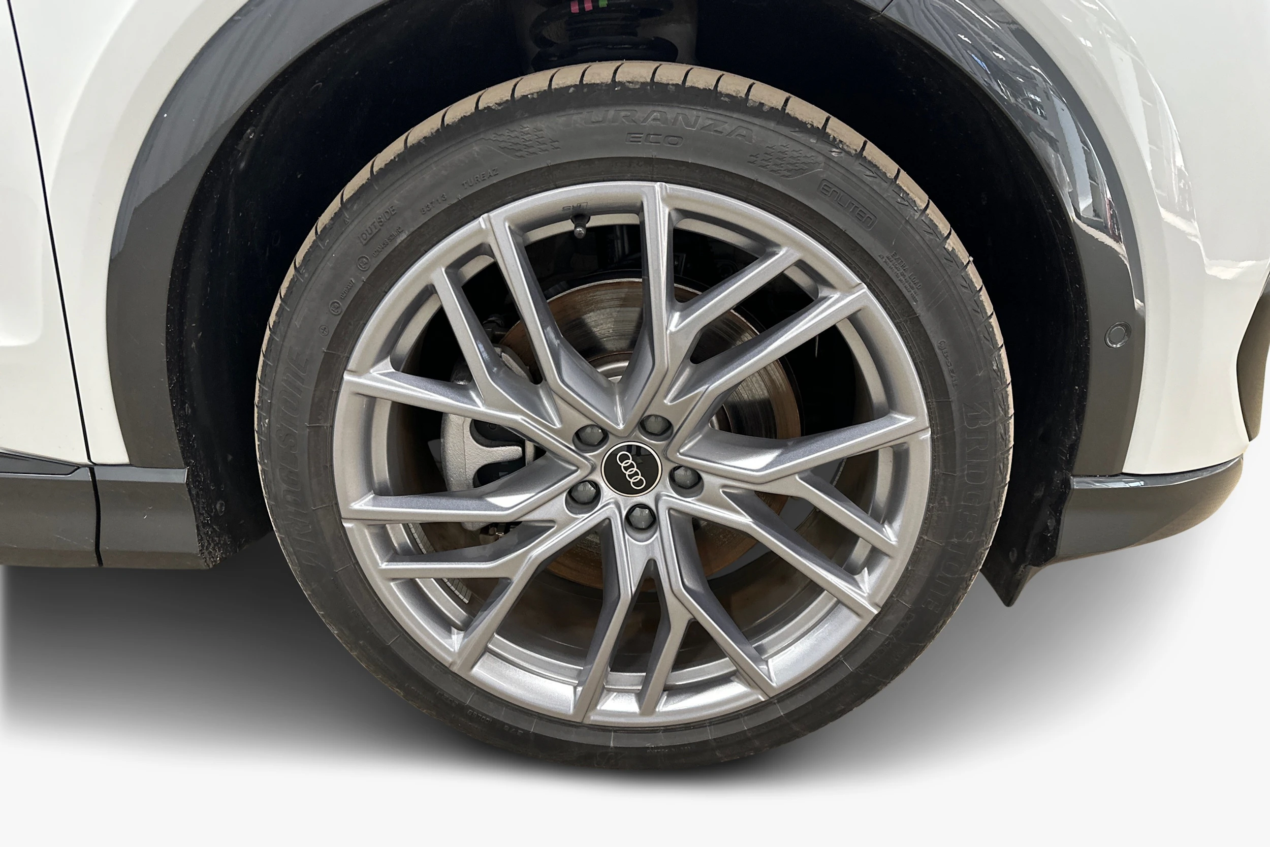 valkoinen Audi Q4 e-tron 2024 kuva 9.