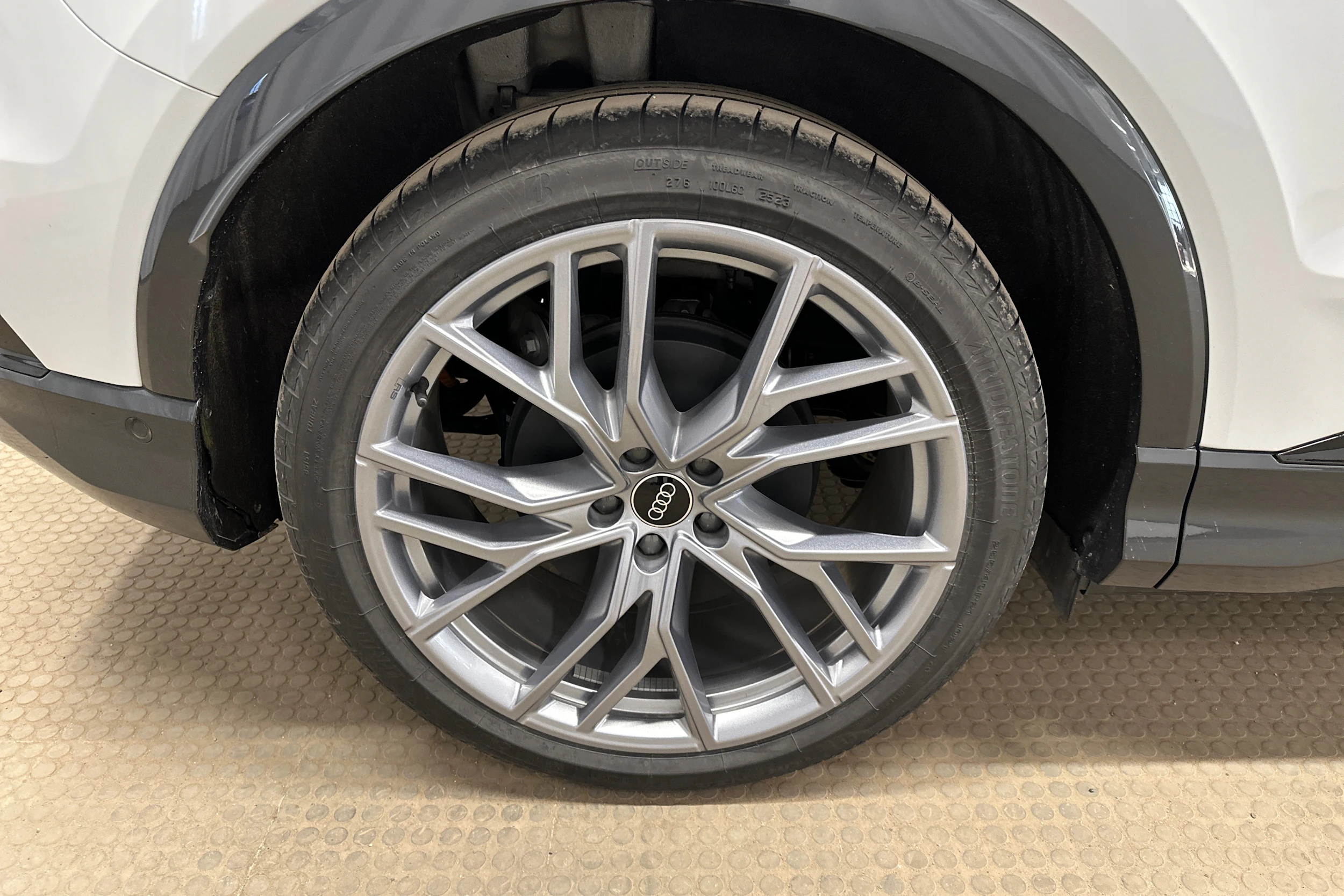 valkoinen Audi Q4 e-tron 2024 kuva 10.