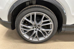 valkoinen Audi Q4 e-tron 2024 kuva 10.