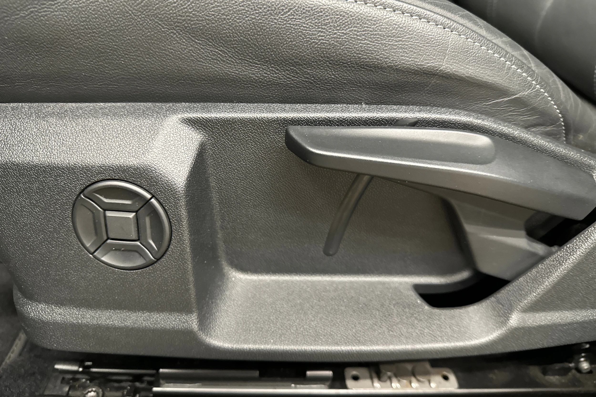 valkoinen Audi Q4 e-tron 2024 kuva 12.