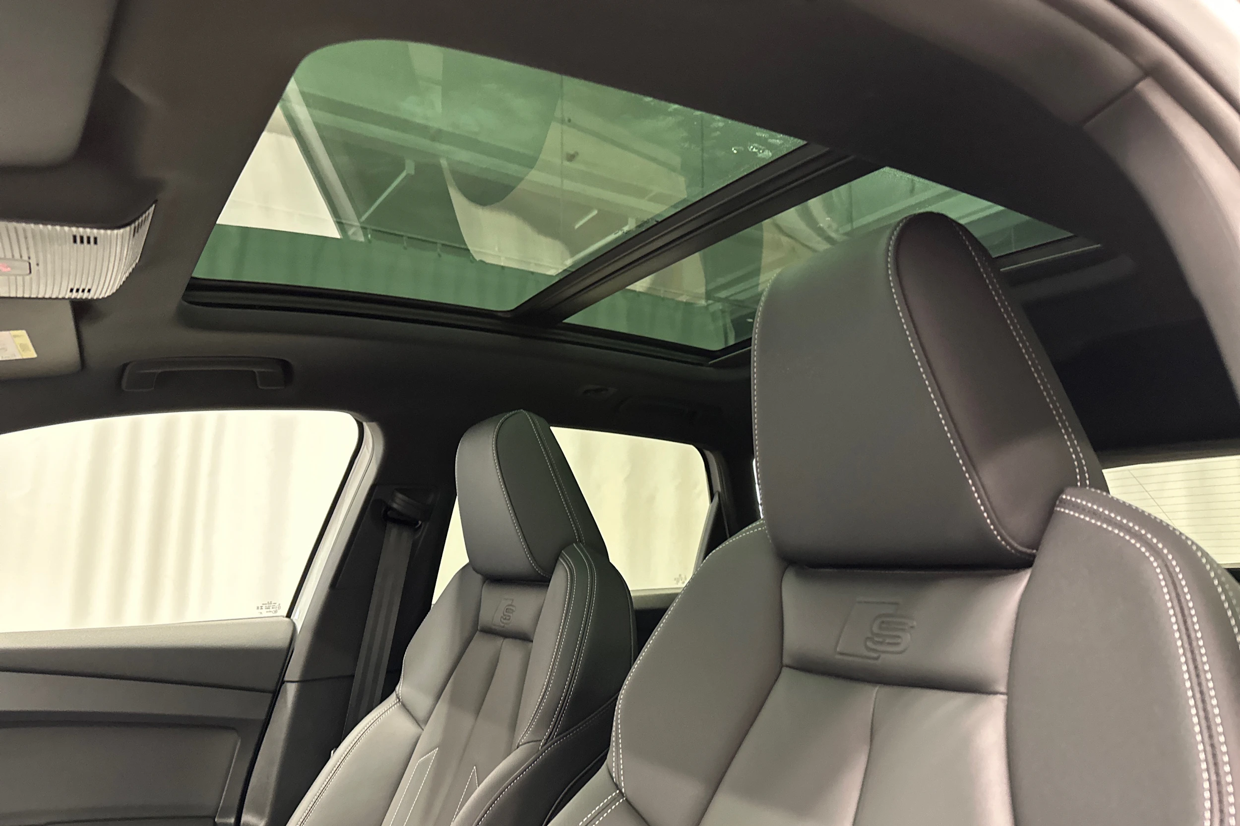 valkoinen Audi Q4 e-tron 2024 kuva 13.