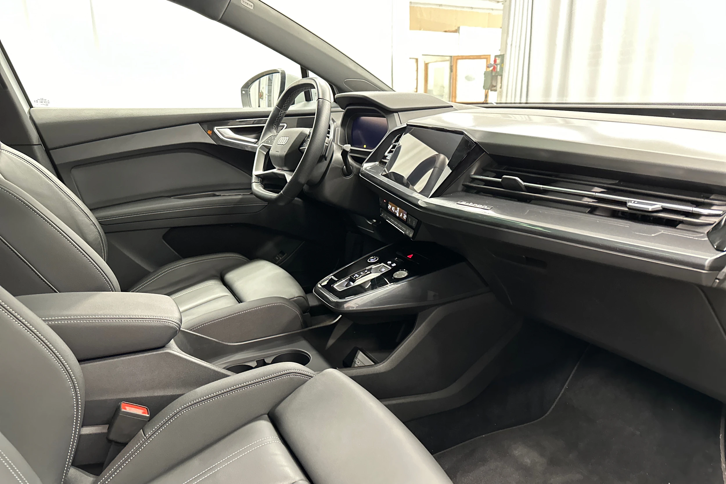 valkoinen Audi Q4 e-tron 2024 kuva 14.