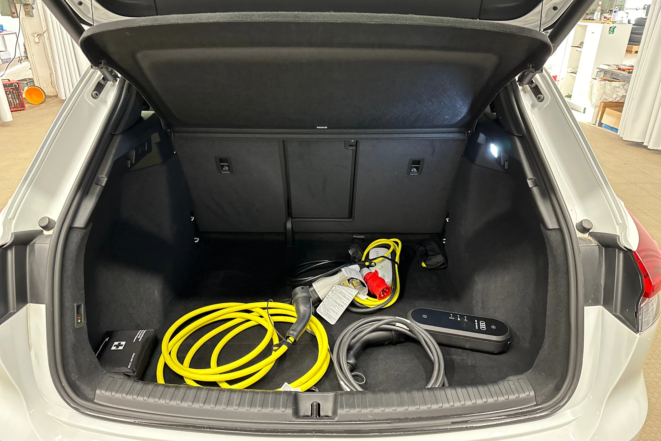 valkoinen Audi Q4 e-tron 2024 kuva 17.