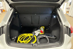 valkoinen Audi Q4 e-tron 2024 kuva 17.