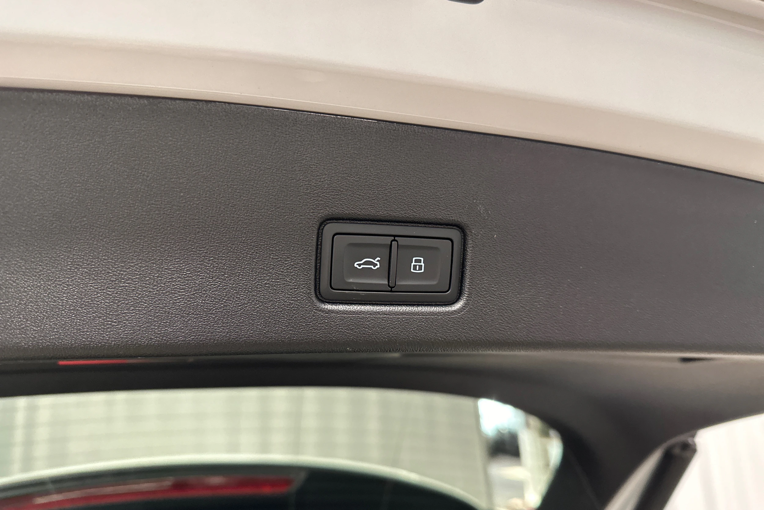 valkoinen Audi Q4 e-tron 2024 kuva 18.