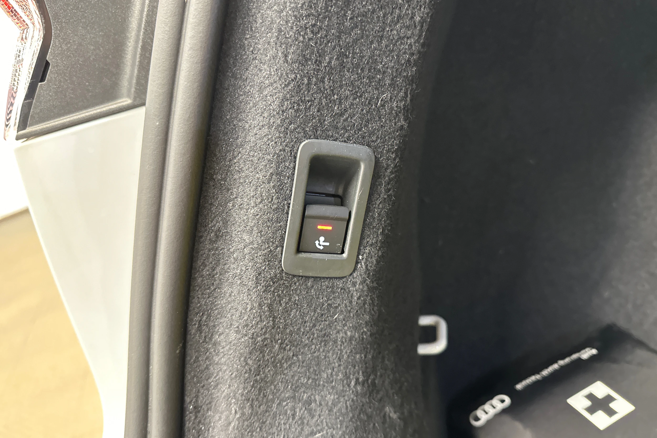 valkoinen Audi Q4 e-tron 2024 kuva 19.