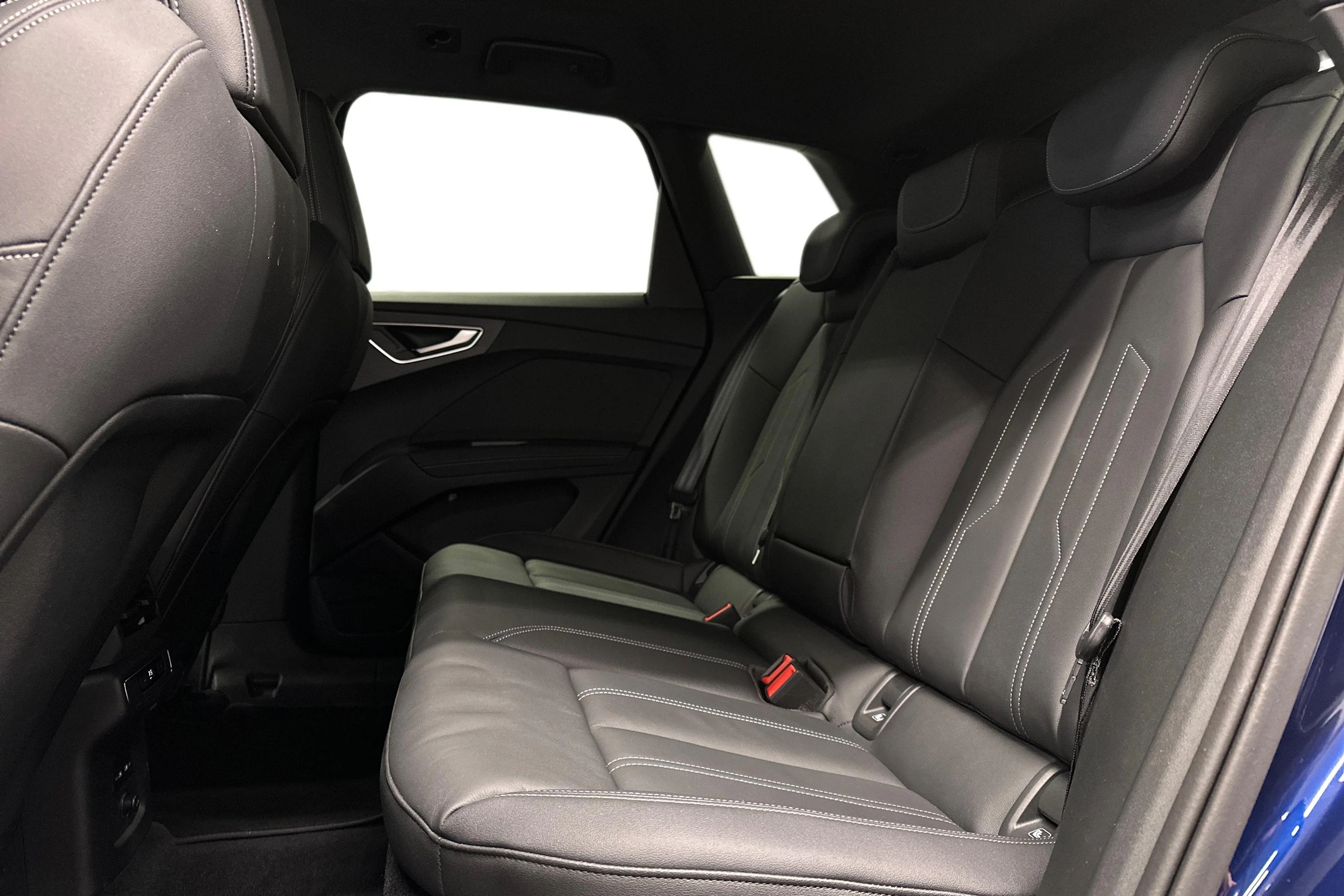 sininen Audi Q4 e-tron 2024 kuva 8.