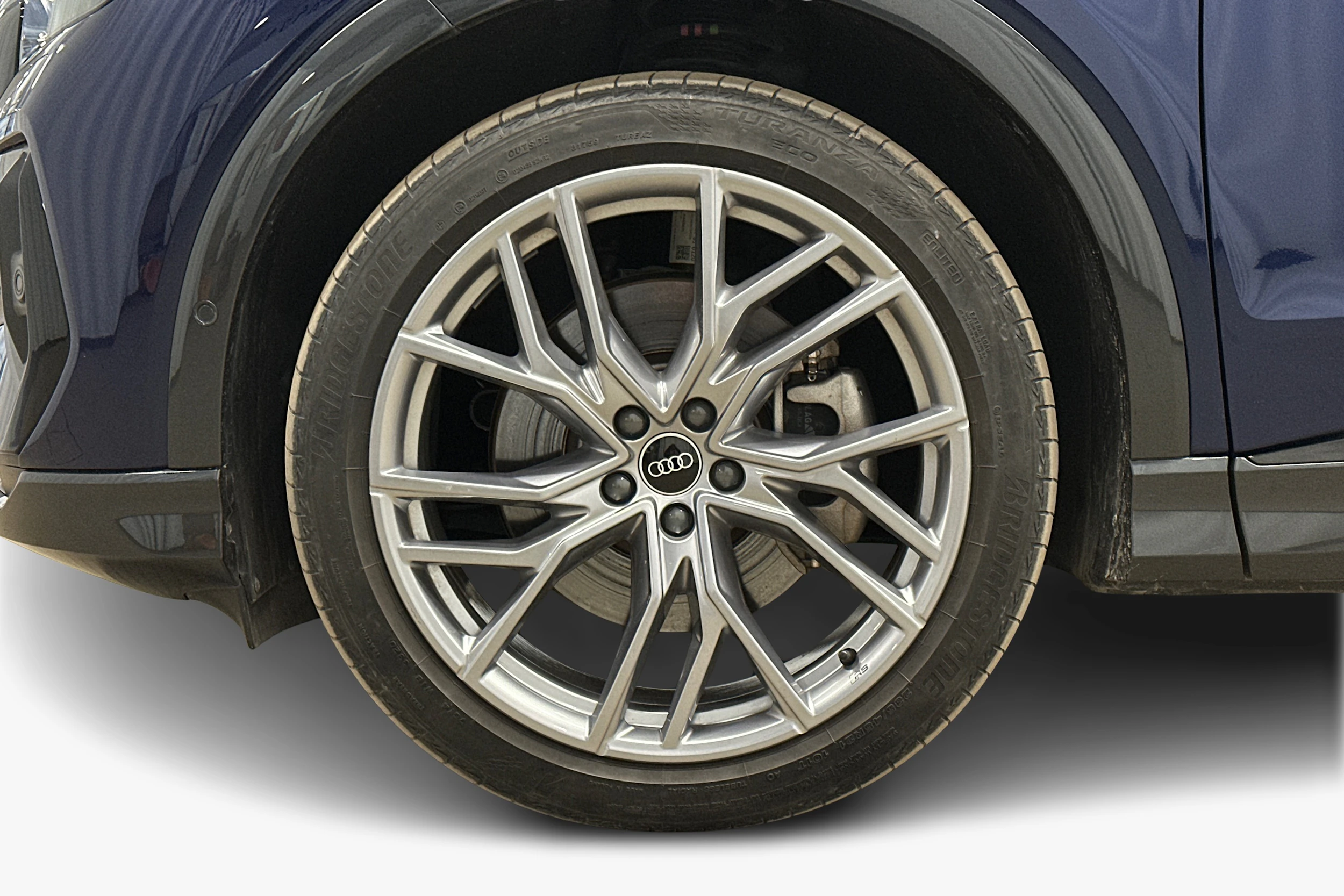 sininen Audi Q4 e-tron 2024 kuva 9.