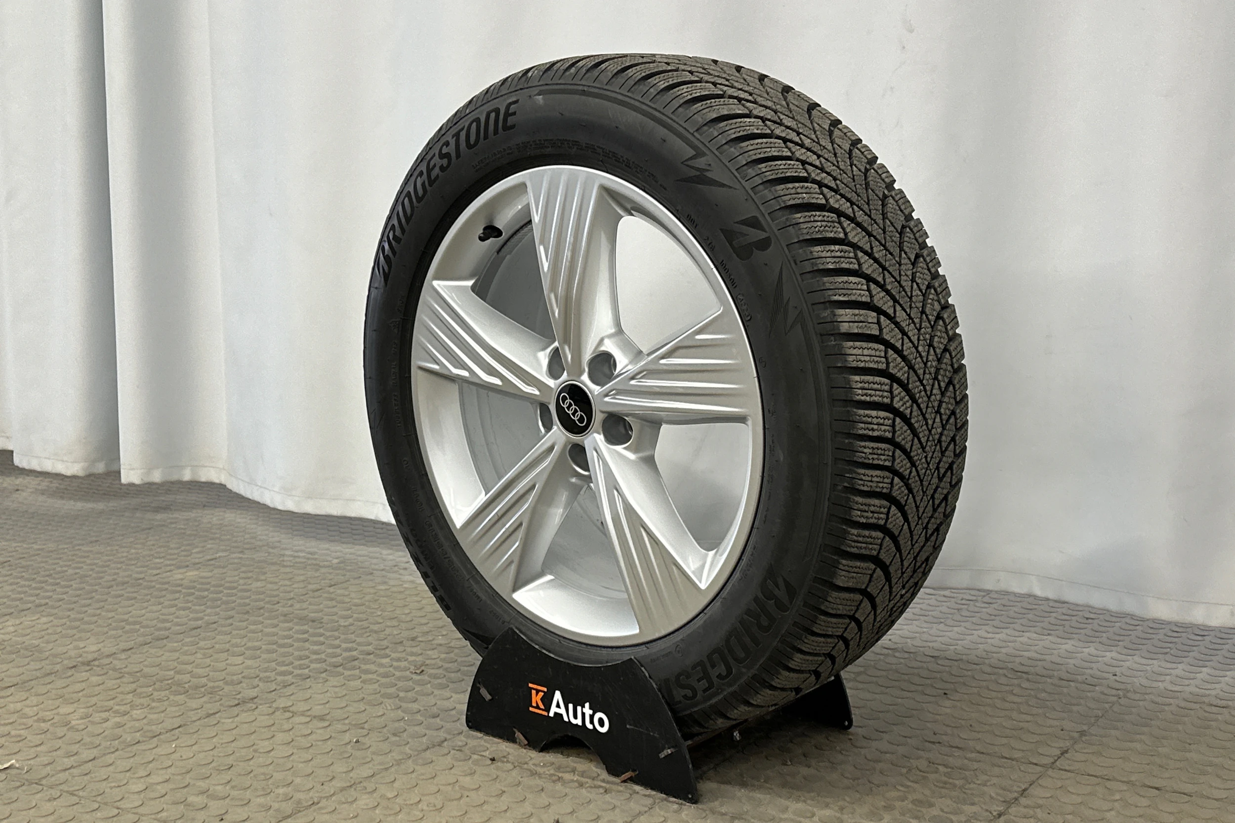 sininen Audi Q4 e-tron 2024 kuva 10.