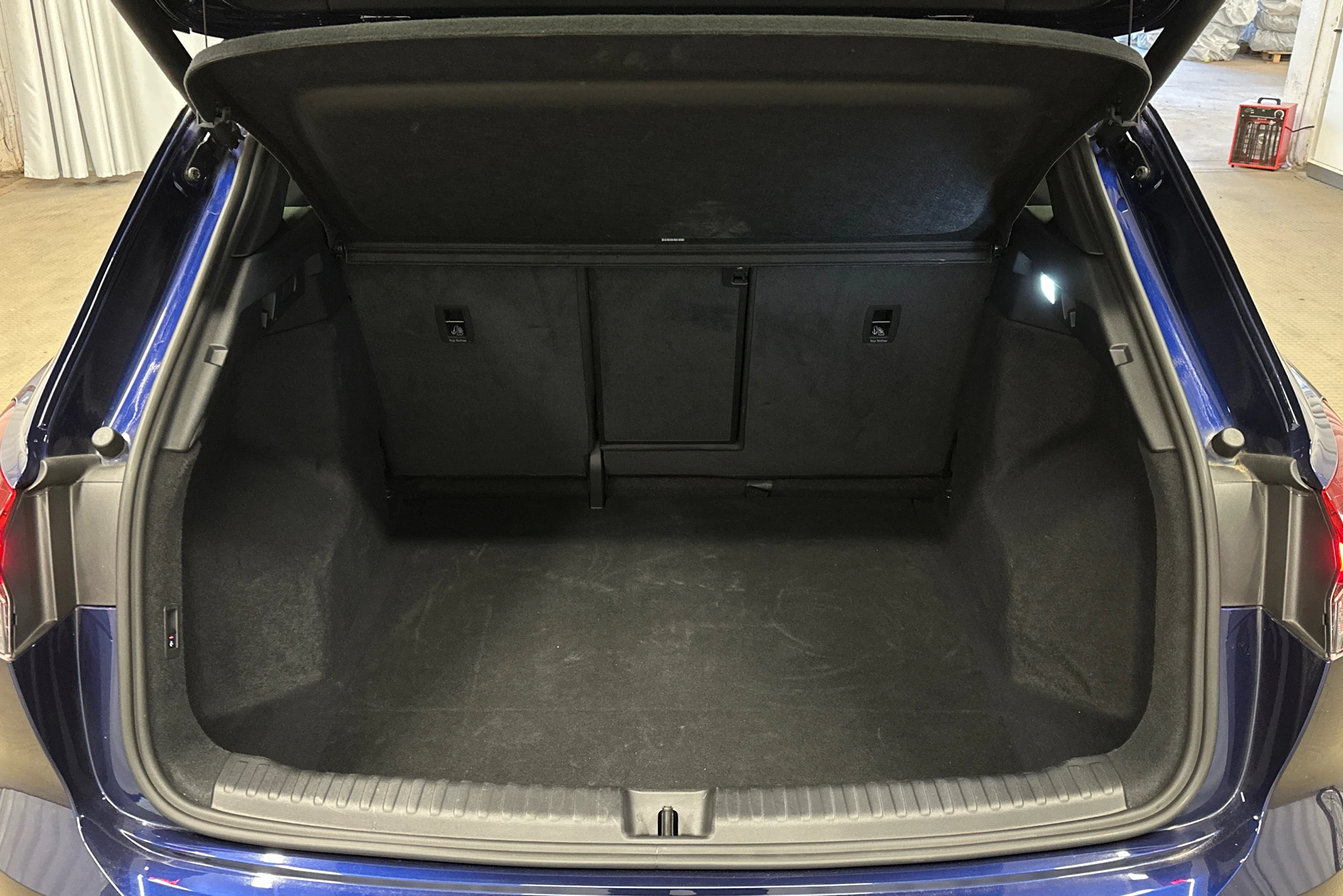 sininen Audi Q4 e-tron 2024 kuva 11.