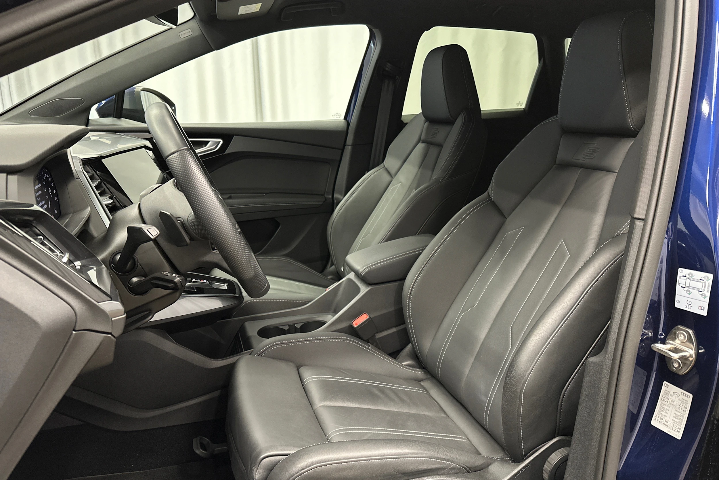 sininen Audi Q4 e-tron 2024 kuva 15.