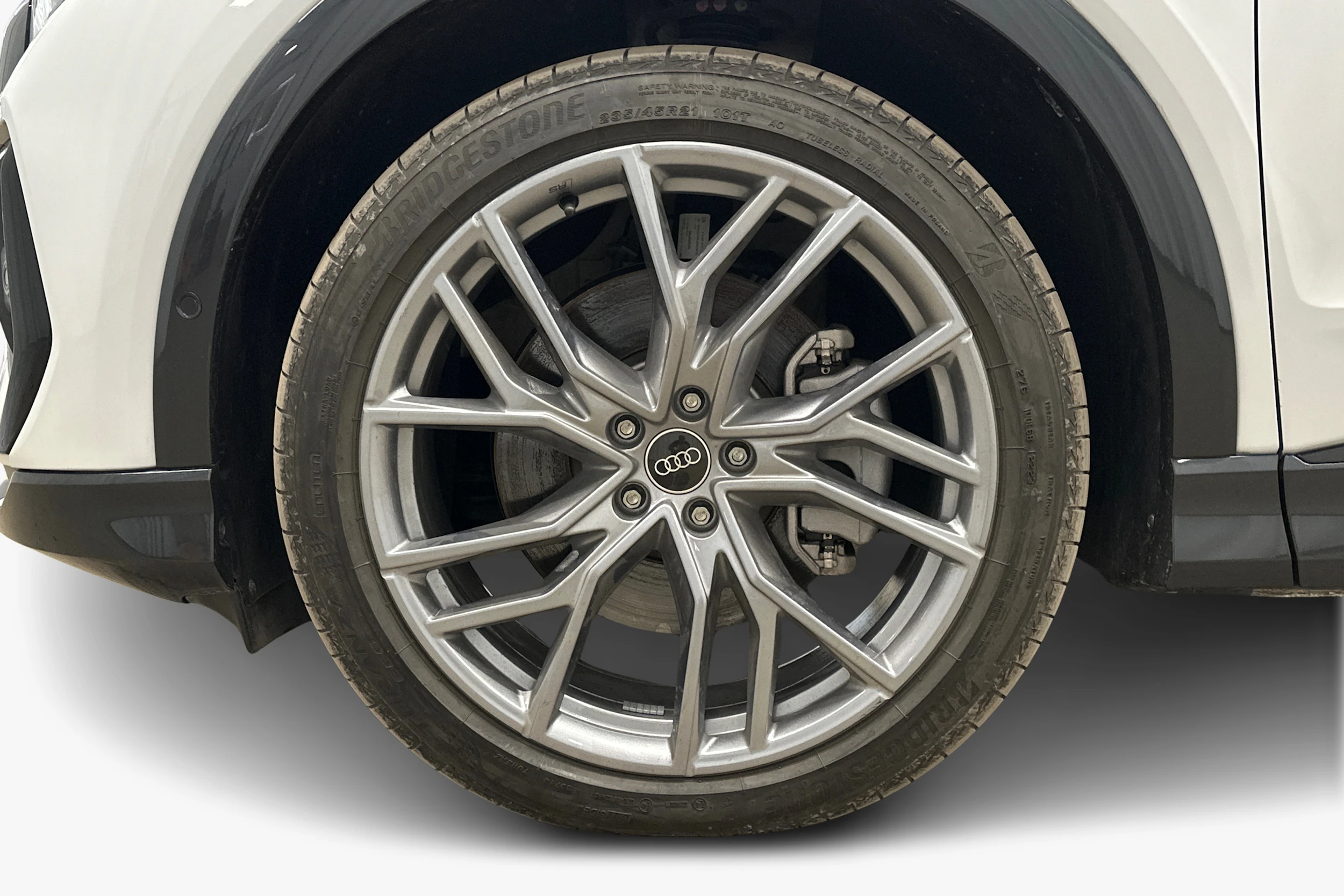 valkoinen Audi Q4 e-tron 2024 kuva 9.