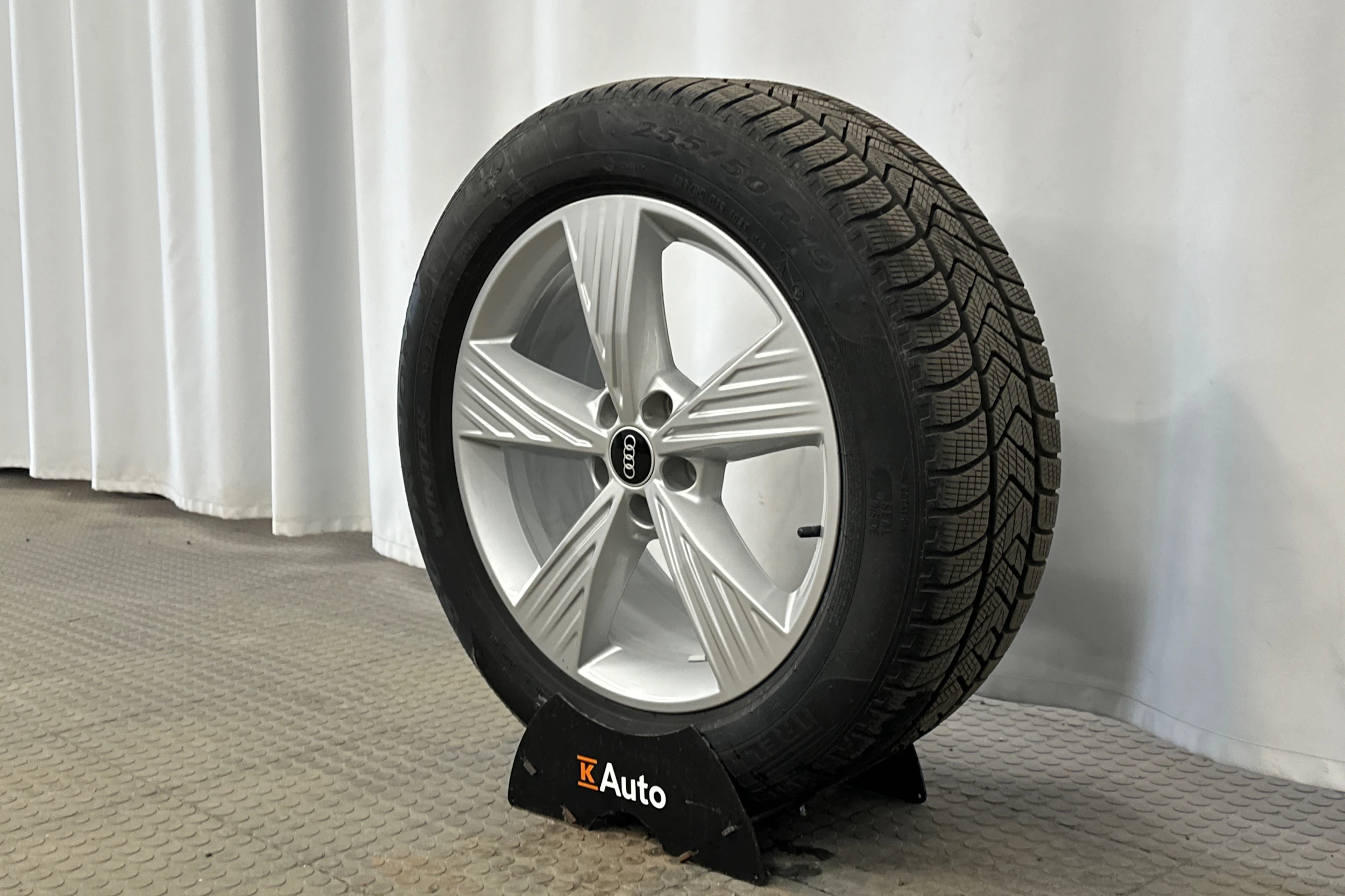 valkoinen Audi Q4 e-tron 2024 kuva 10.